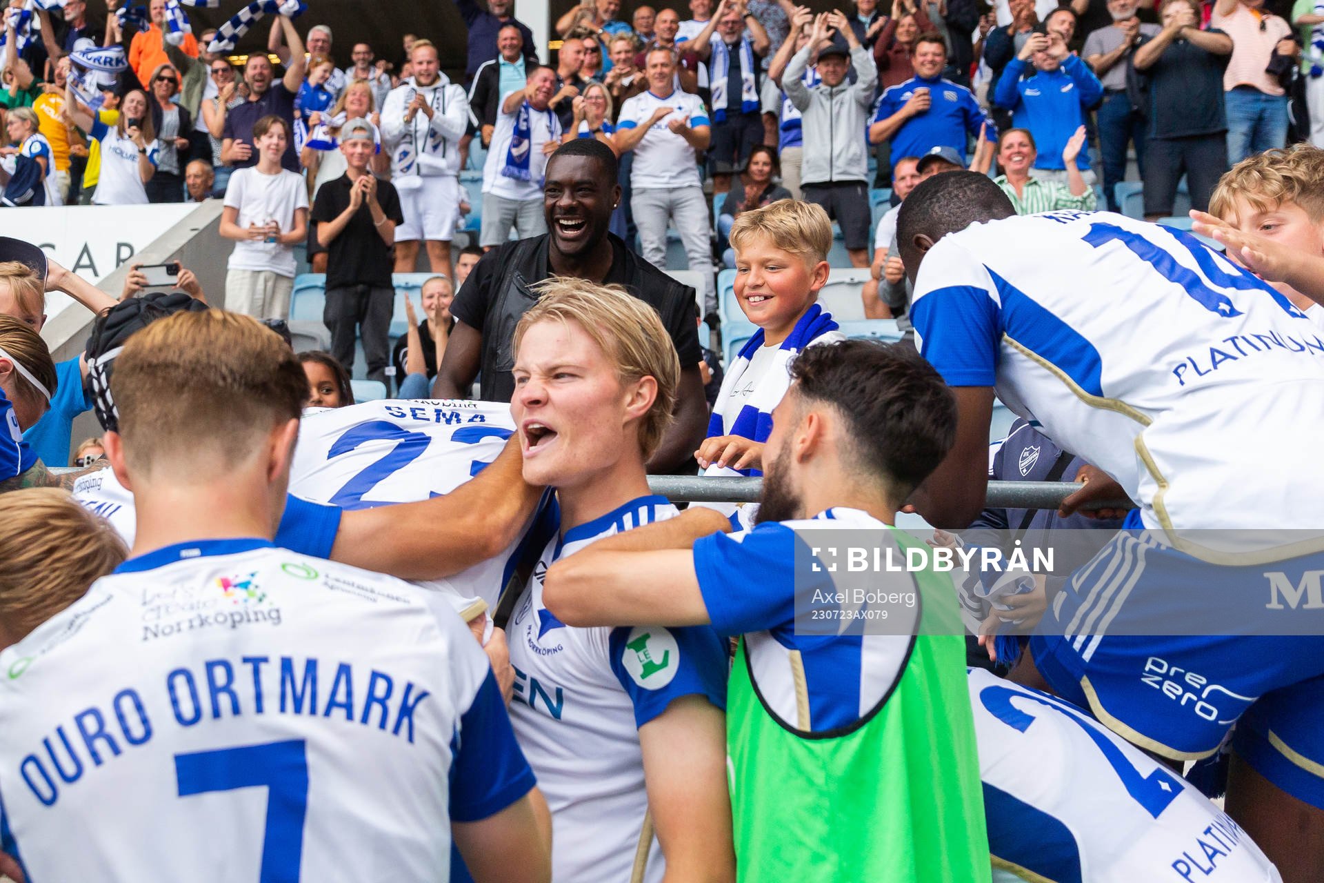 IFK Norrköpings Maic Sema jublar med lagkamrater och sin