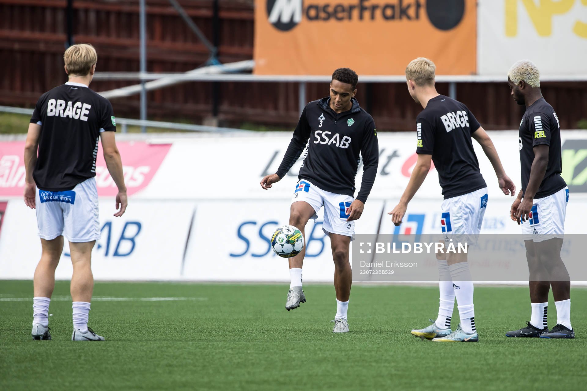 Brages spelare värmer upp innan fotbollsmatchen i