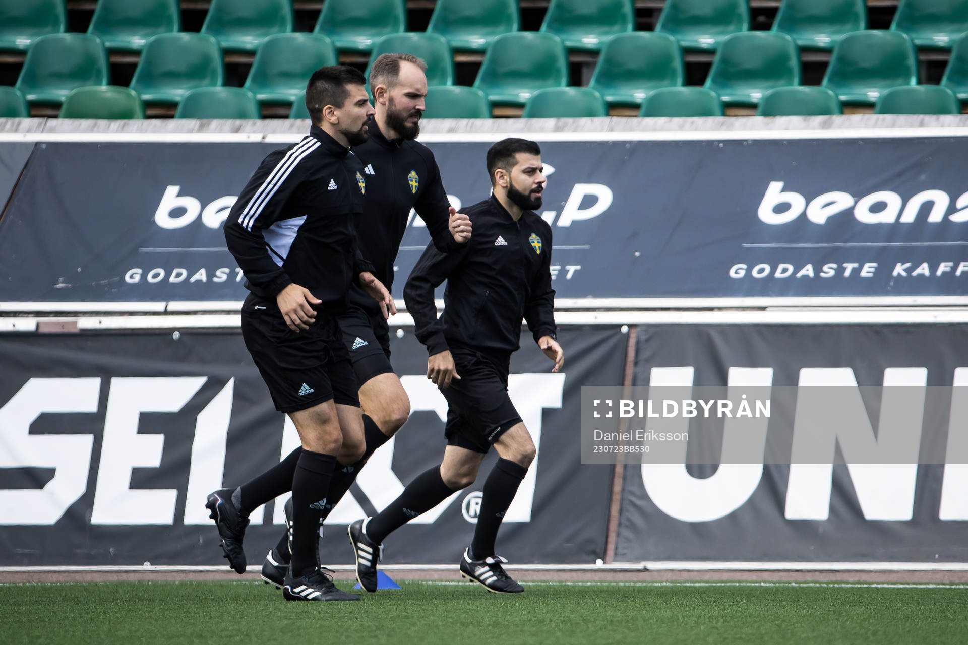 Domarna värmer upp innan fotbollsmatchen i Superettan