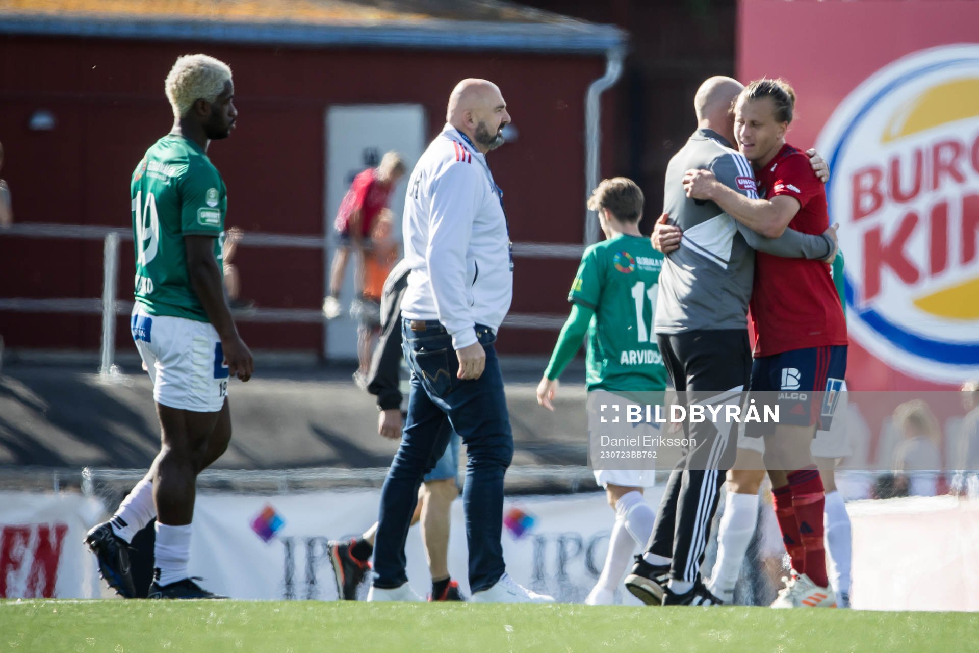 Östers spelarna jublar
