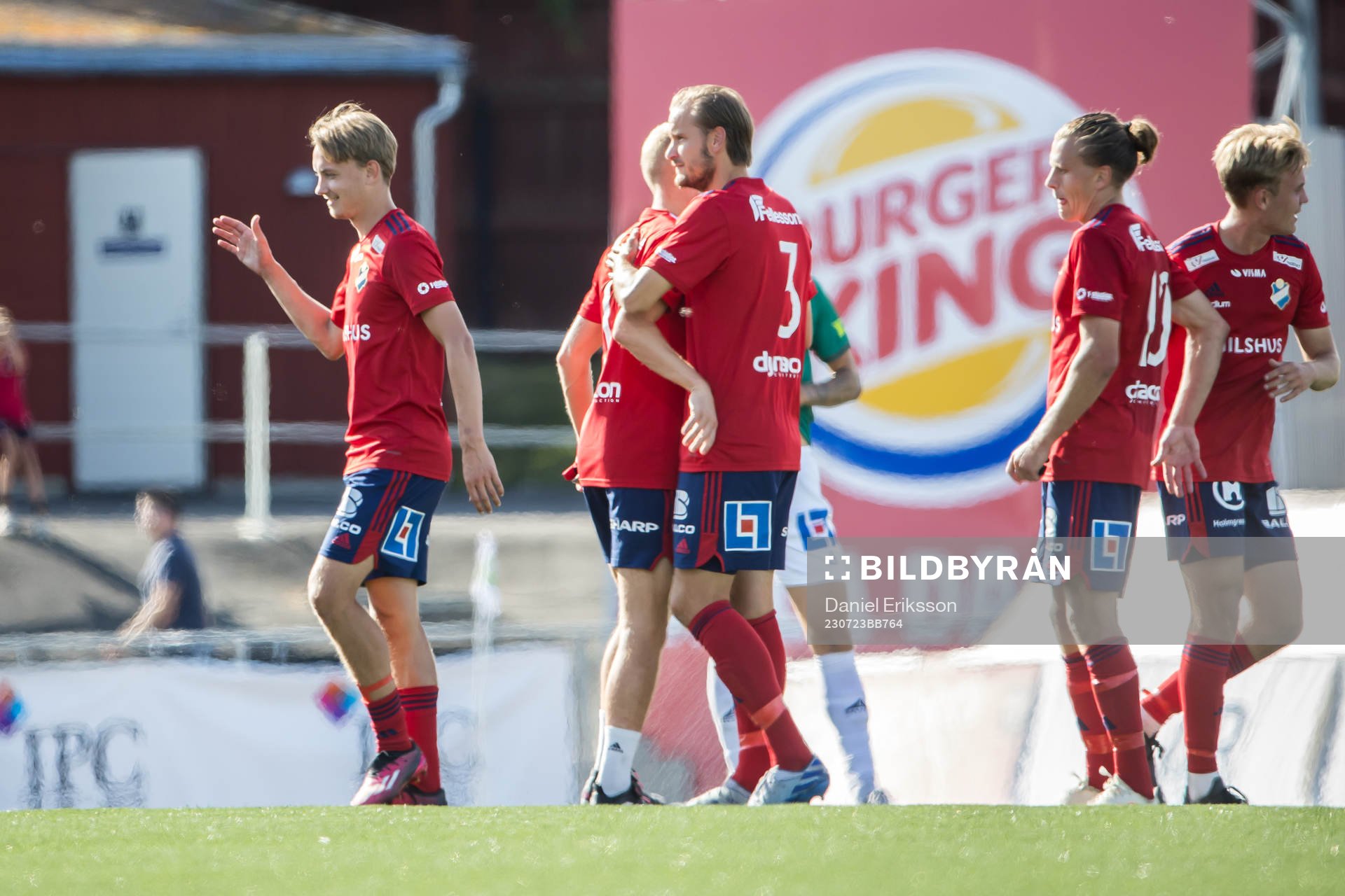 Östers spelarna jublar