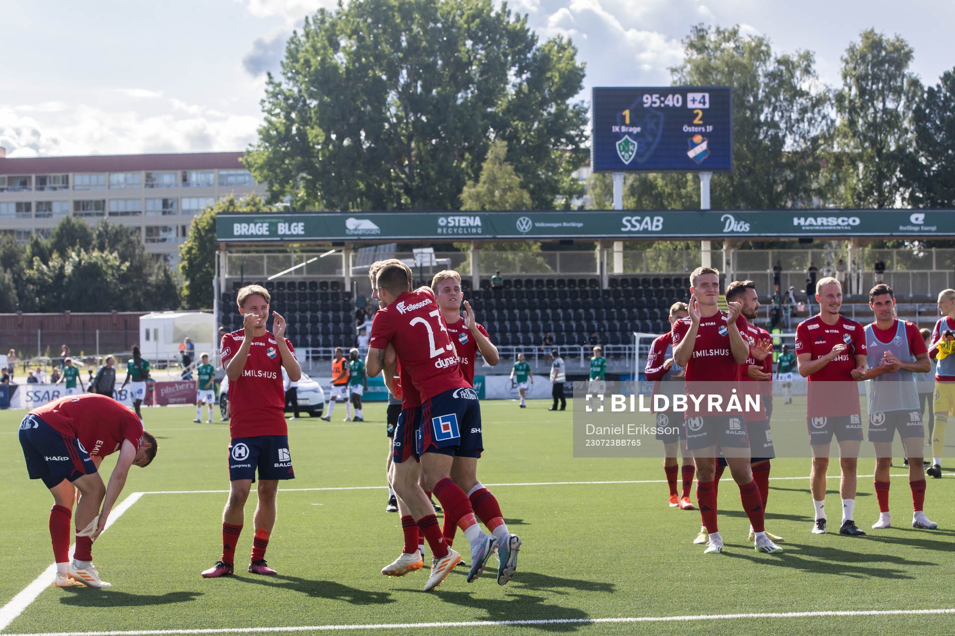 Östers spelarna jublar