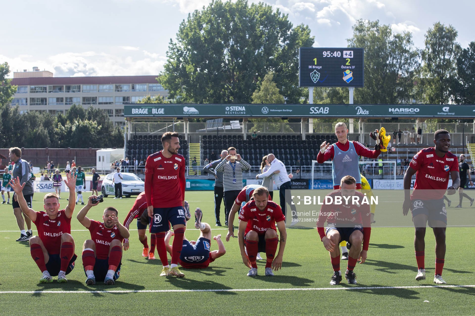 Östers spelarna jublar