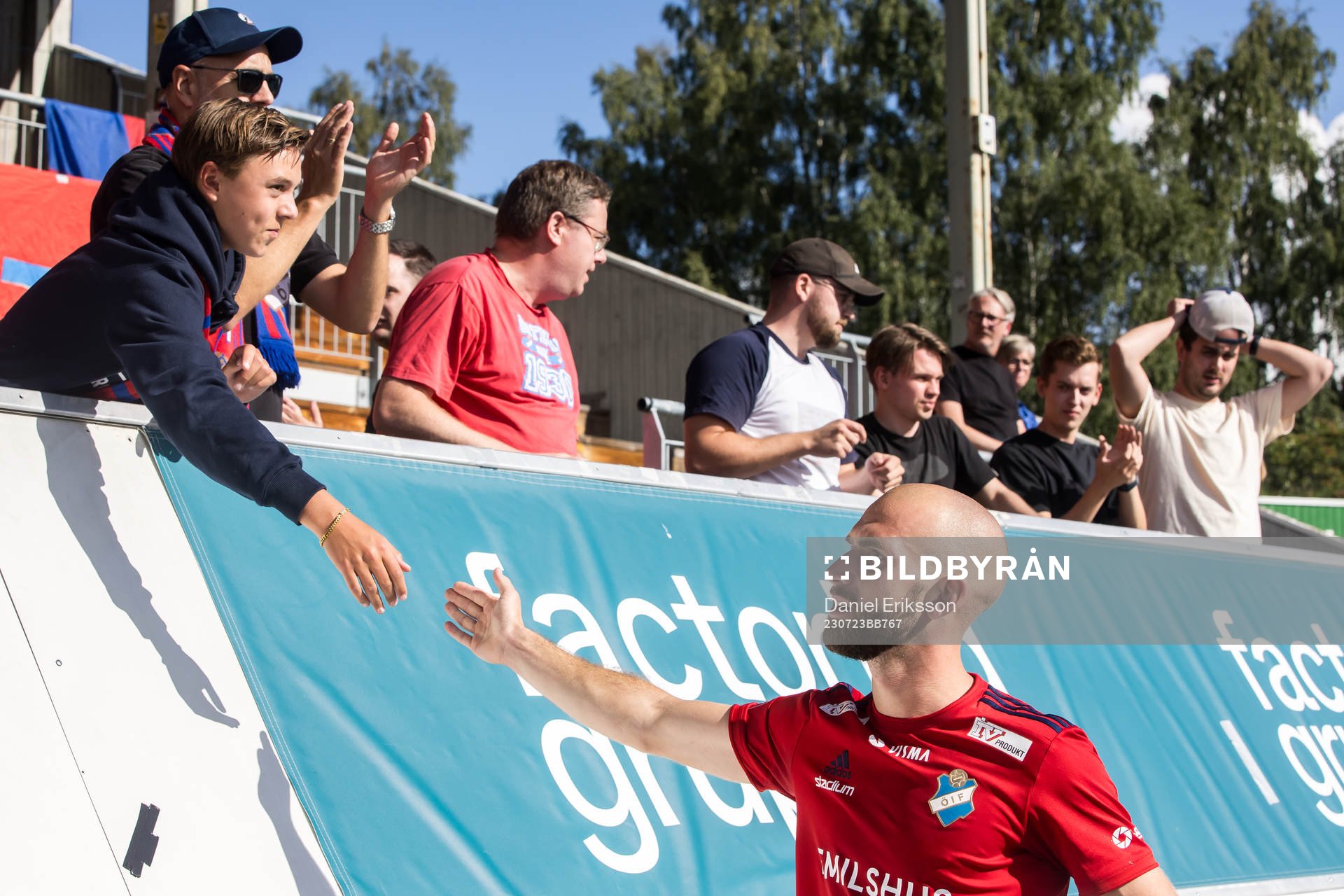 Östers Sebastian Hedlund  jublar med fansen