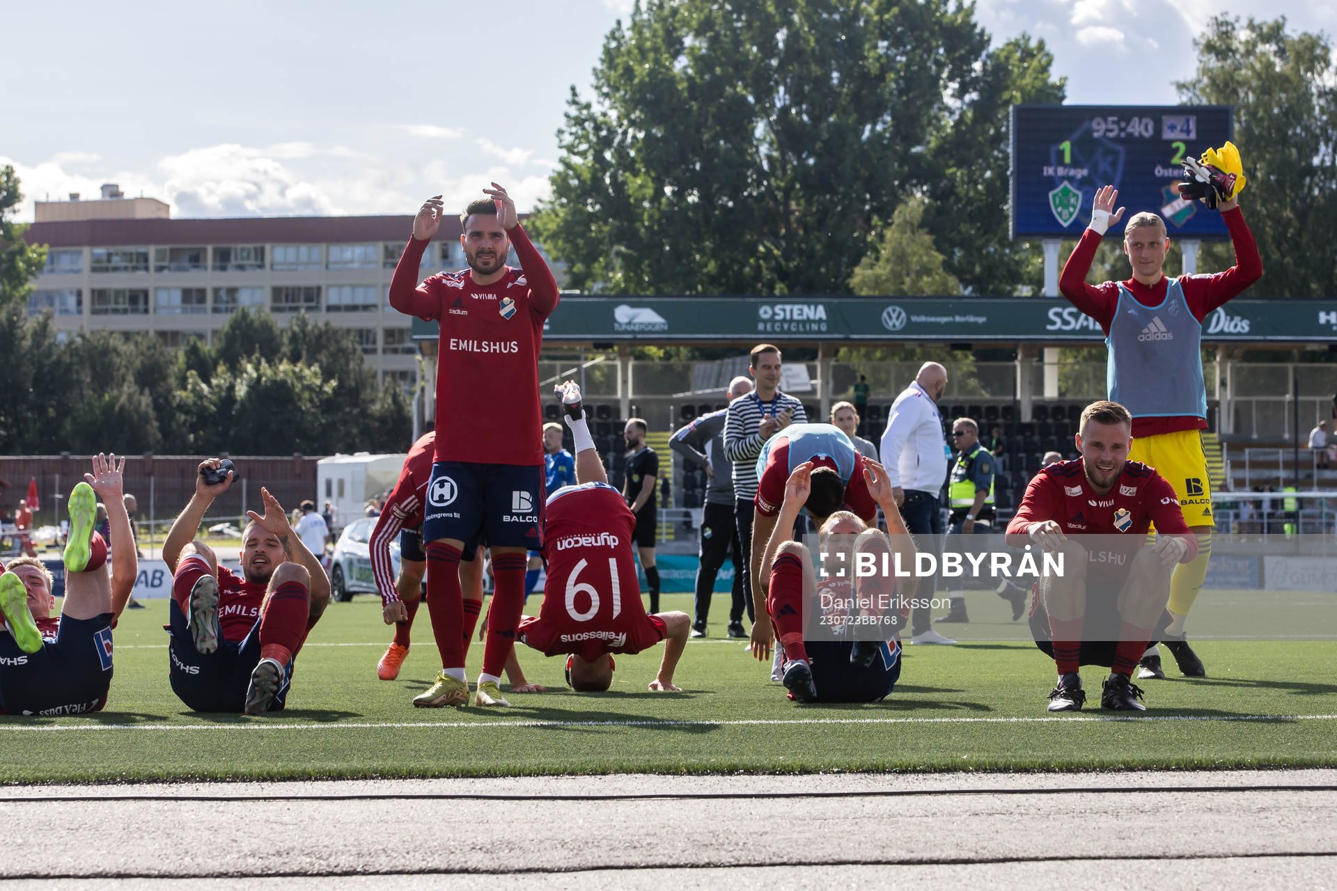 Östers spelarna jublar