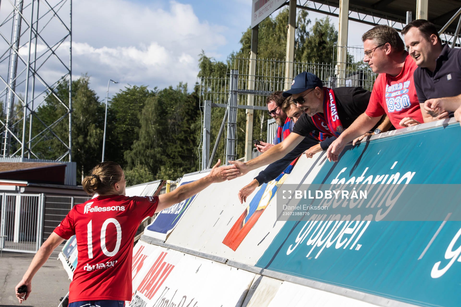 Östers Jesper Jonasson Westermark jublar med fansen