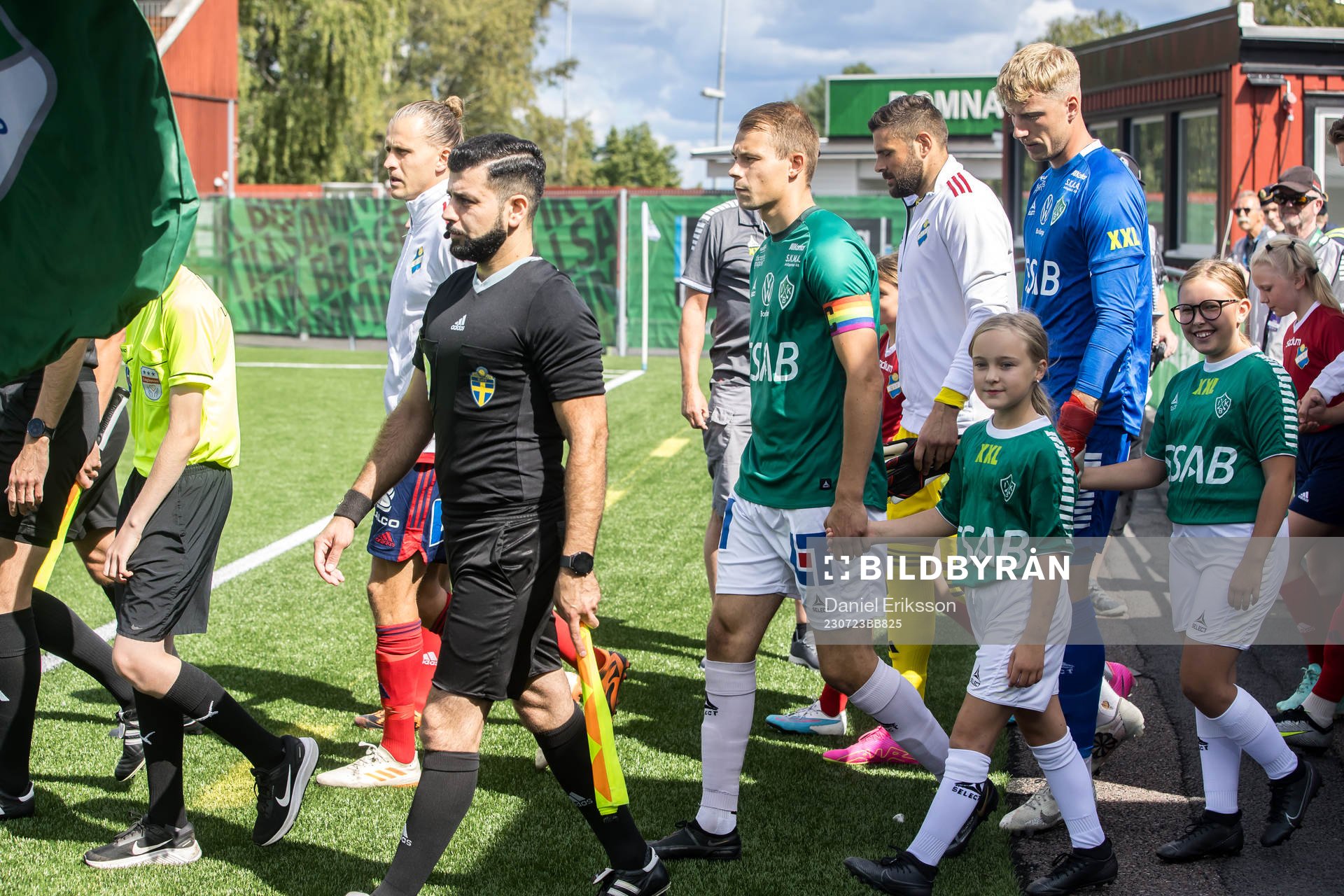 inmarsch Brages Alexander Zetterström och målvakt Viktor