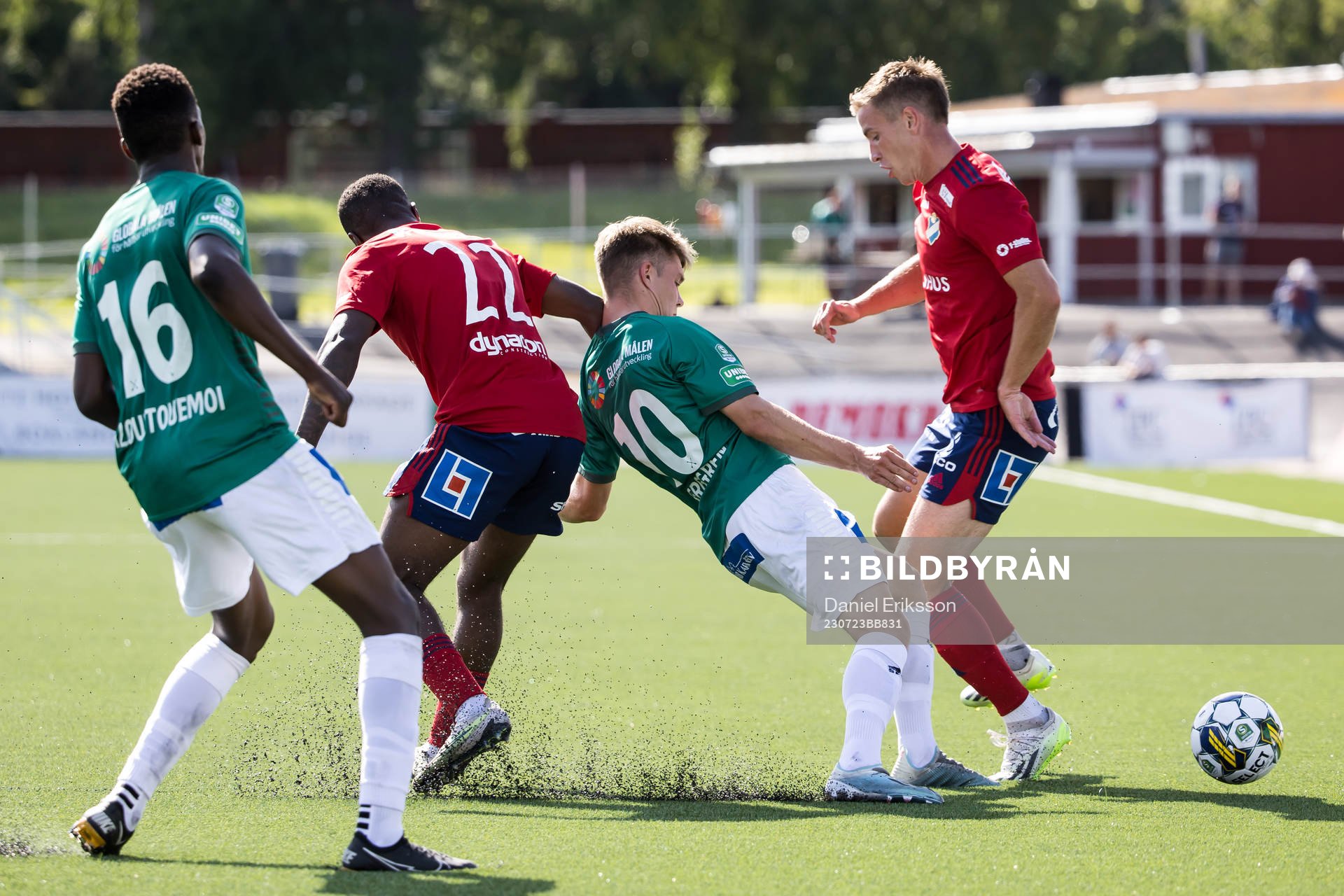 Brages Gustav Berggren och Östers Manasse Kusu och Östers