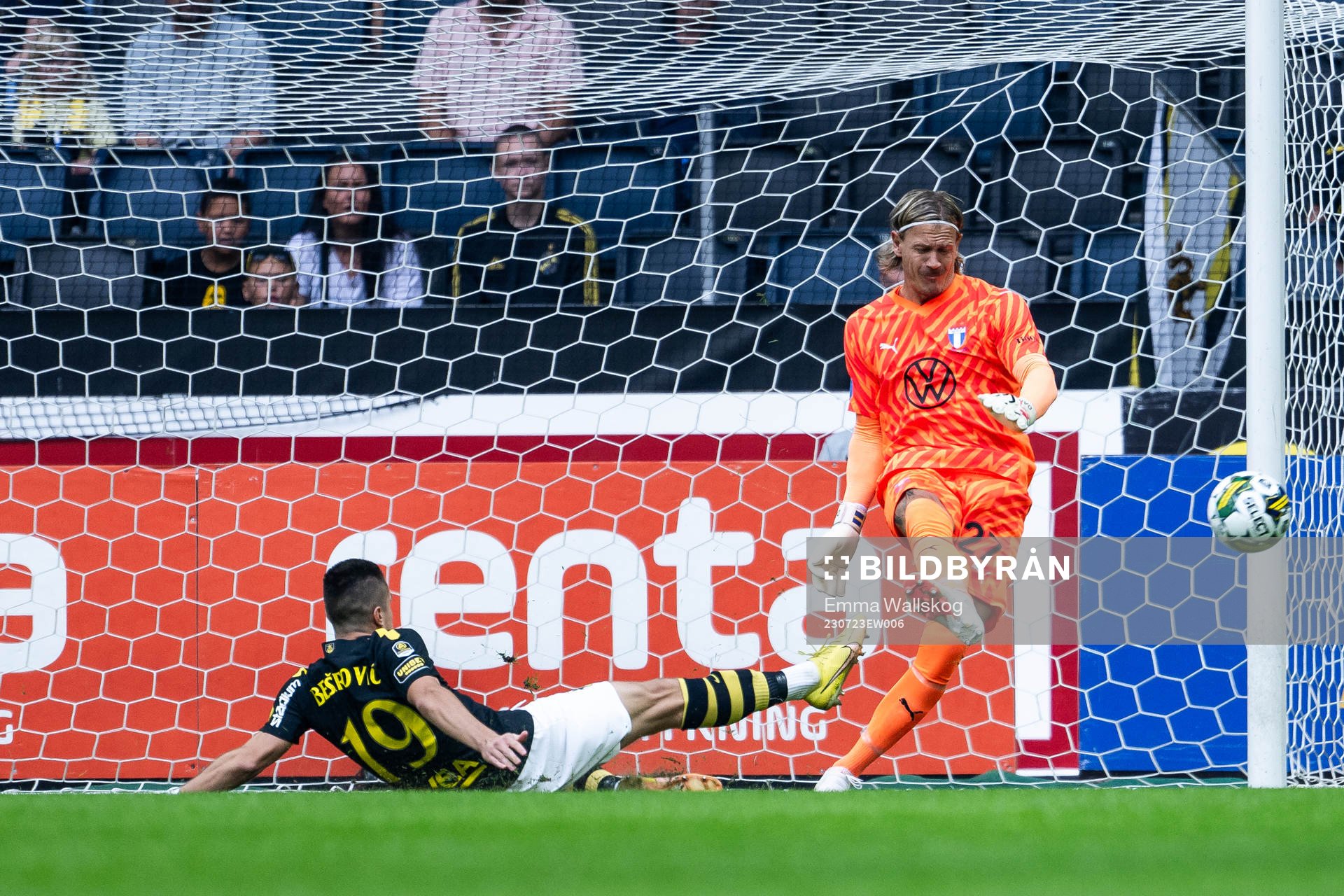 AIKs Dino Besirovic och Malmö FFs målvakt Johan Dahlin