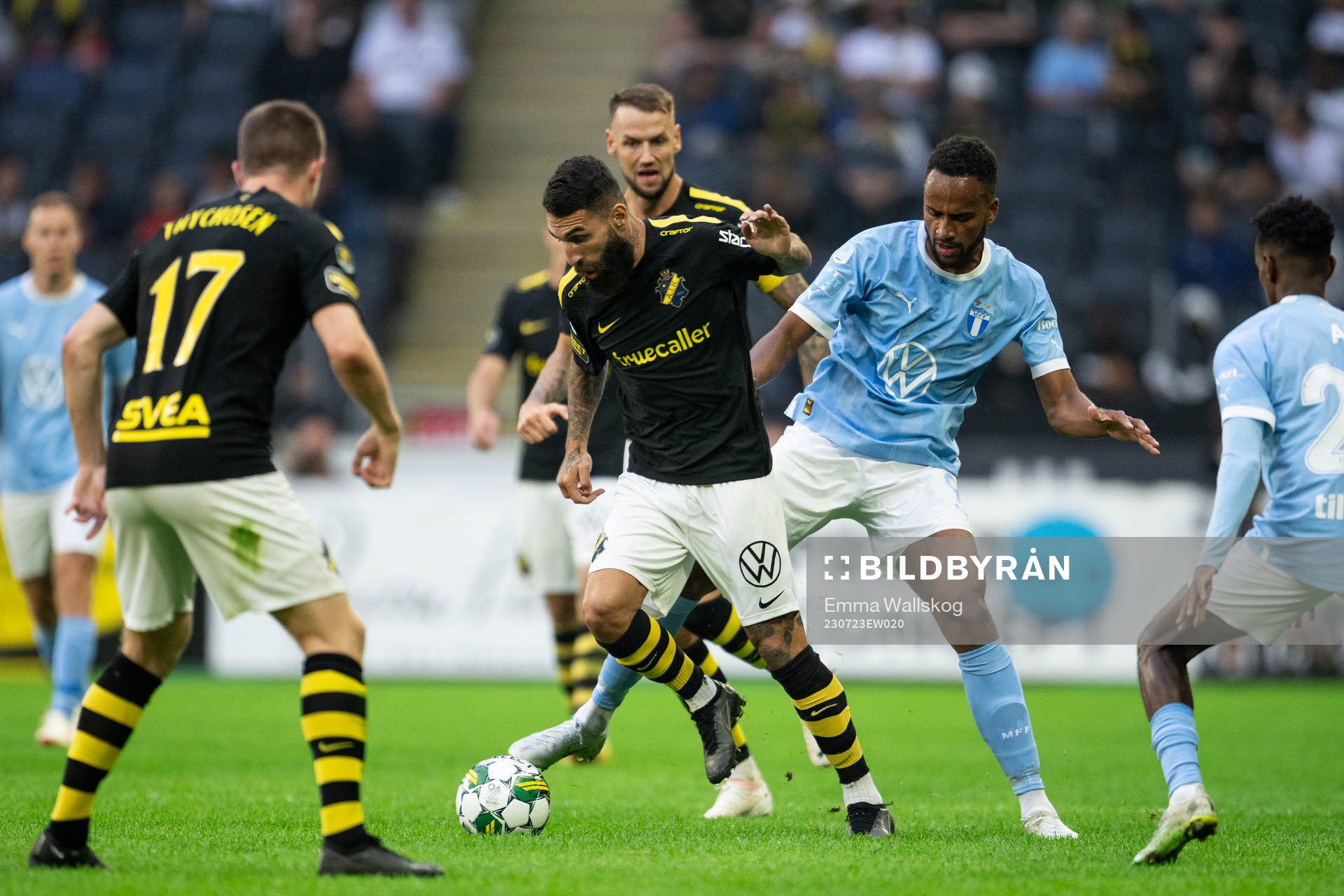 AIKs Jimmy Durmaz och Malmö FFs Isaac Kiese Thelin