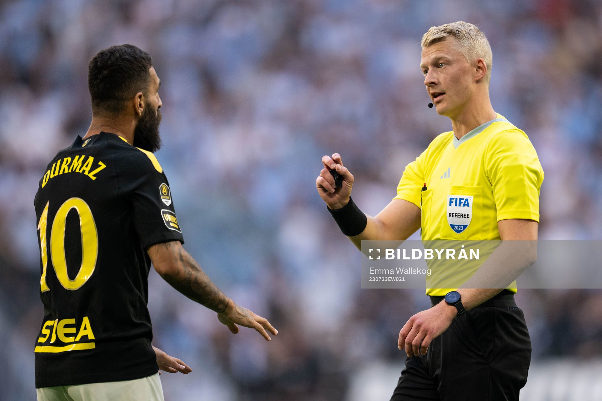 AIKs Jimmy Durmaz reagerar mot Domare Adam Ladebäck