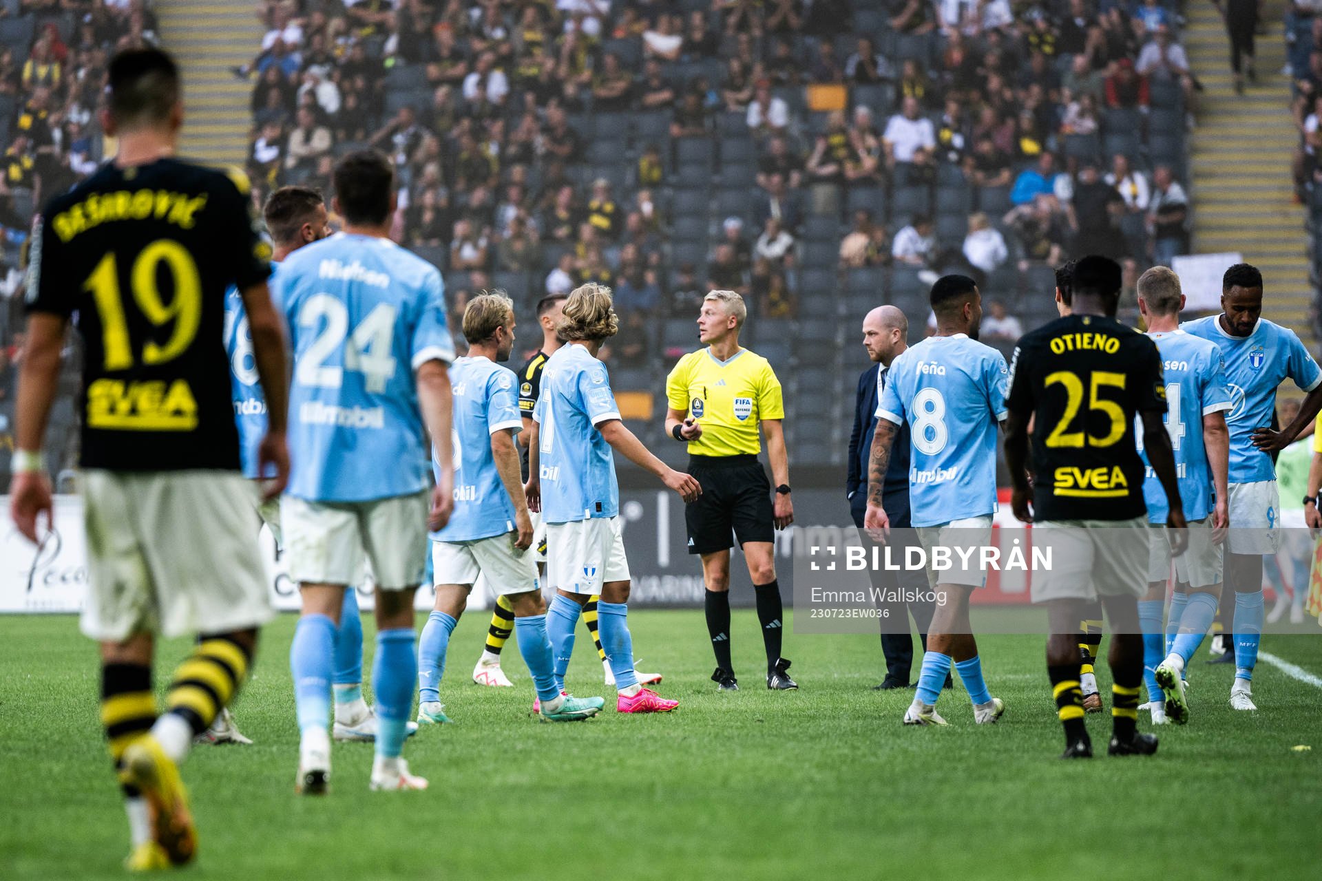 Domare Adam Ladebäck avbryter matchen tillfälligt på