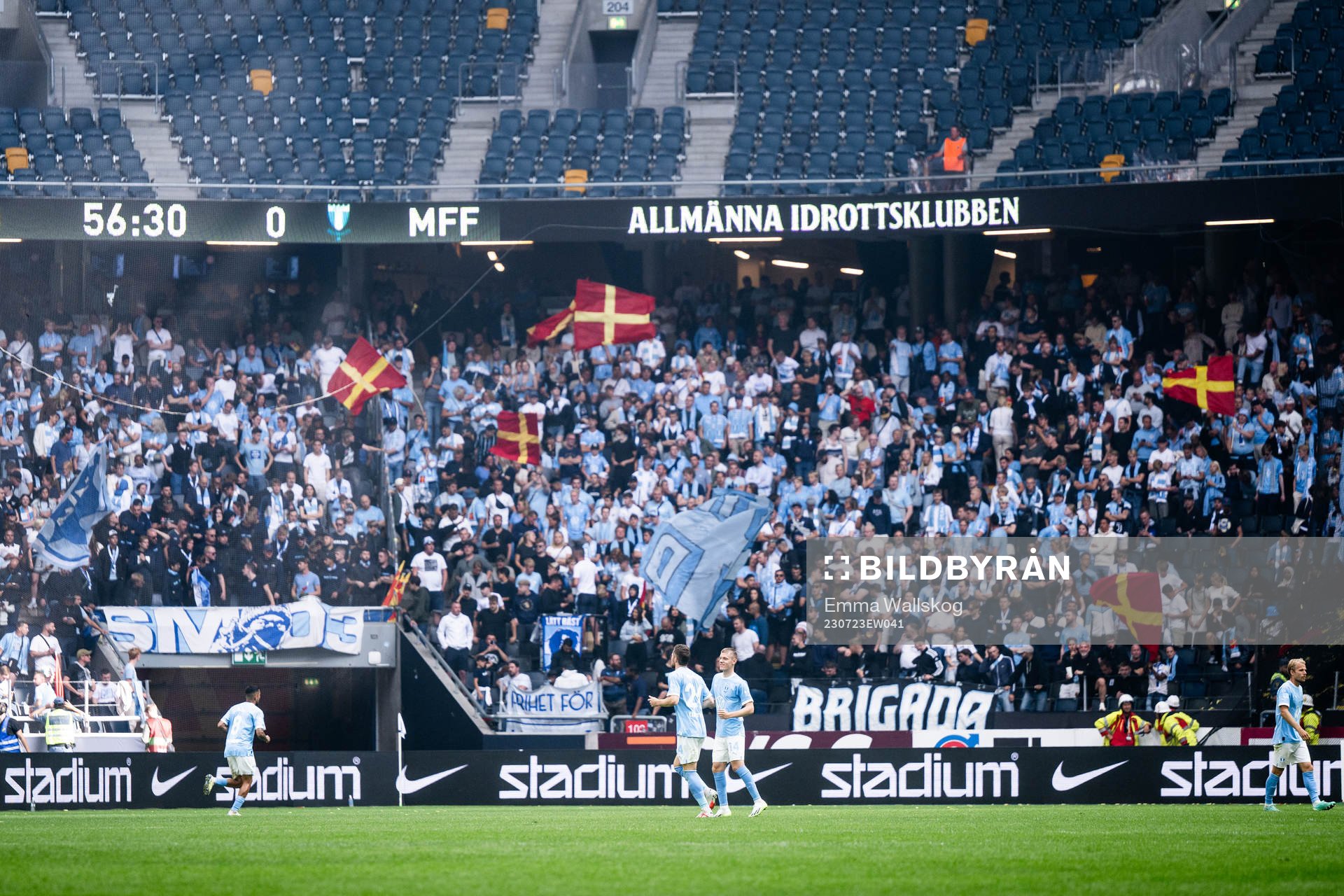 Malmö FFs Lasse Nielsen och Sebastian Jörgensen  värmer