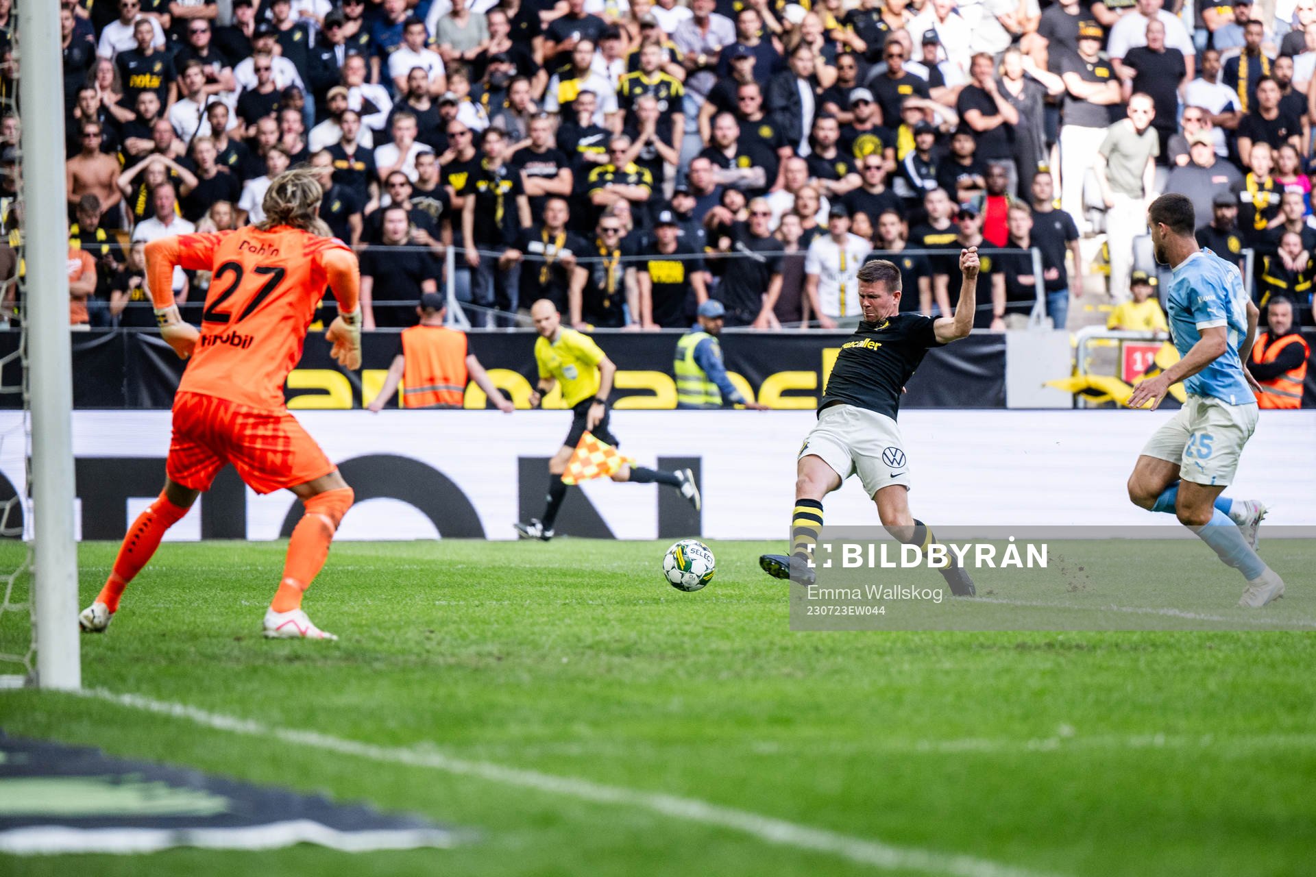 AIKs Mads Døhr Thychosen mot Malmö FFs målvakt Johan
