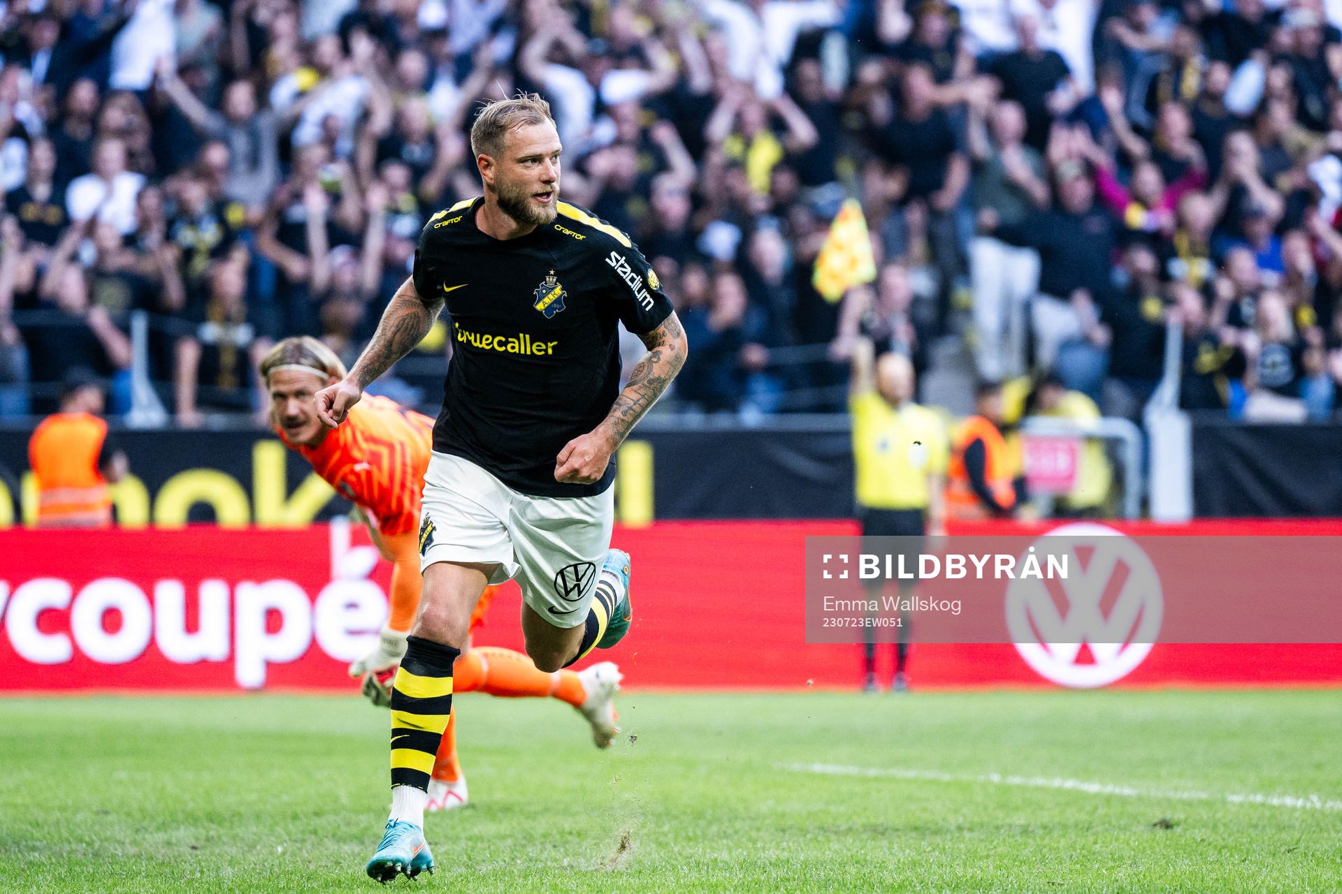 AIKs John Guidetti jublar efter 1-0 som döms bort under fotbollsmatchen i Allsvenskan mellan AIK och Malmö FF den 23 juli 2023 i Stockholm. 