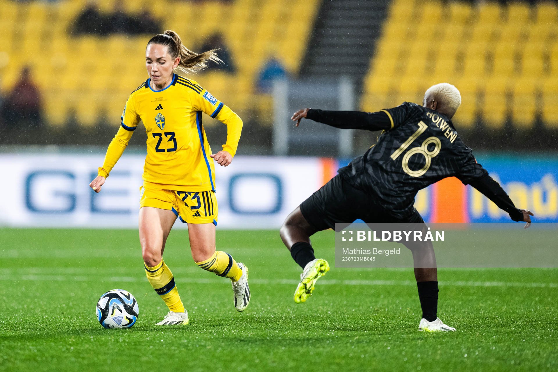 Elin Rubensson of Sweden and Sibulele Holweni of South Africa during the FIFA Women's World Cup football match between Sweden and South Africa on July 23, 2023 in Wellington.