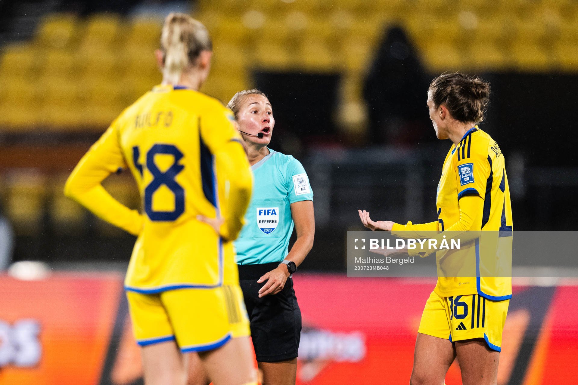 Referee Ekaterina Koroleva and Filippa Angeldahl of Sweden