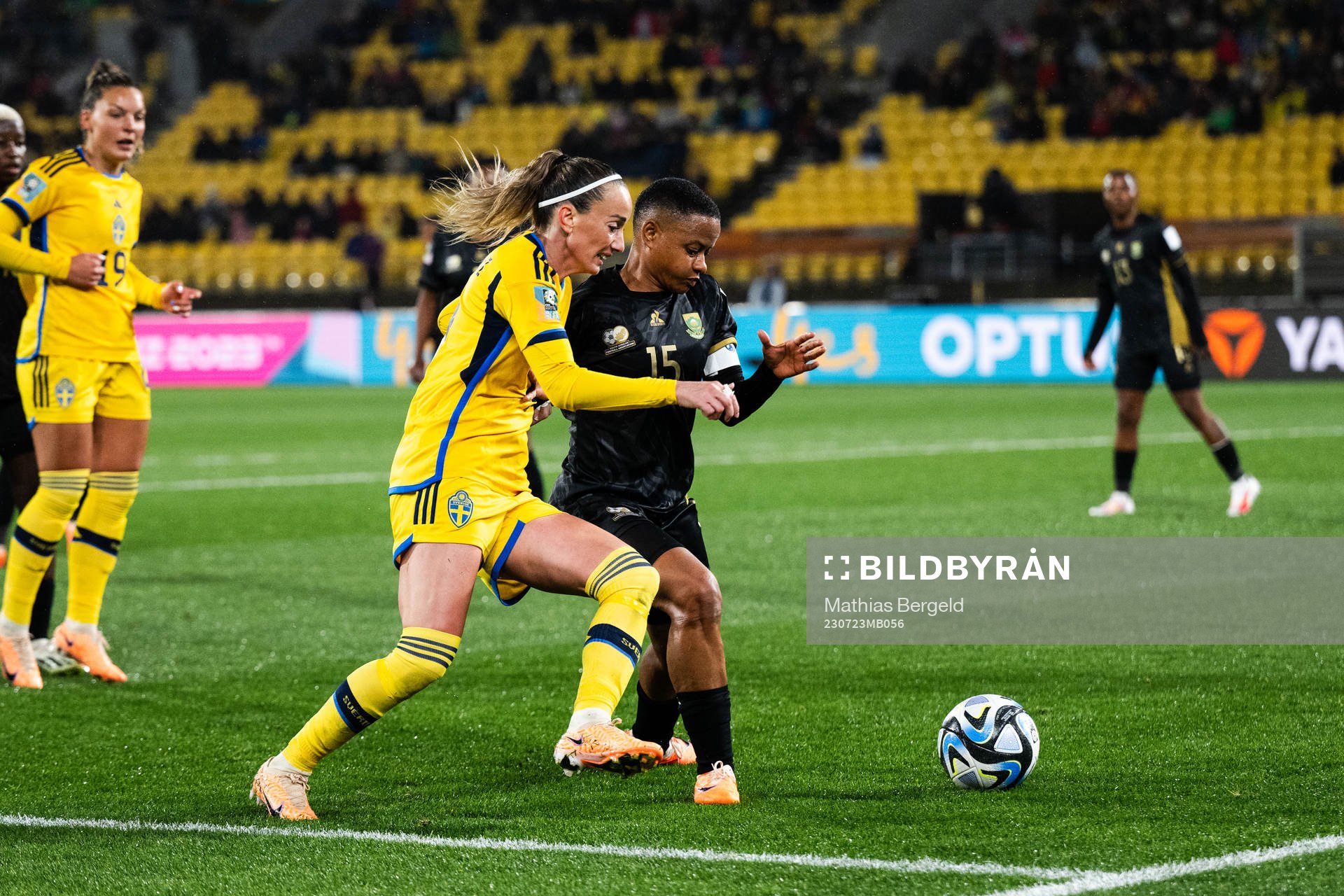 Kosovare Asllani of Sweden and Refiloe Jane of South Africa during the FIFA Women's World Cup football match between Sweden and South Africa on July 23, 2023 in Wellington.