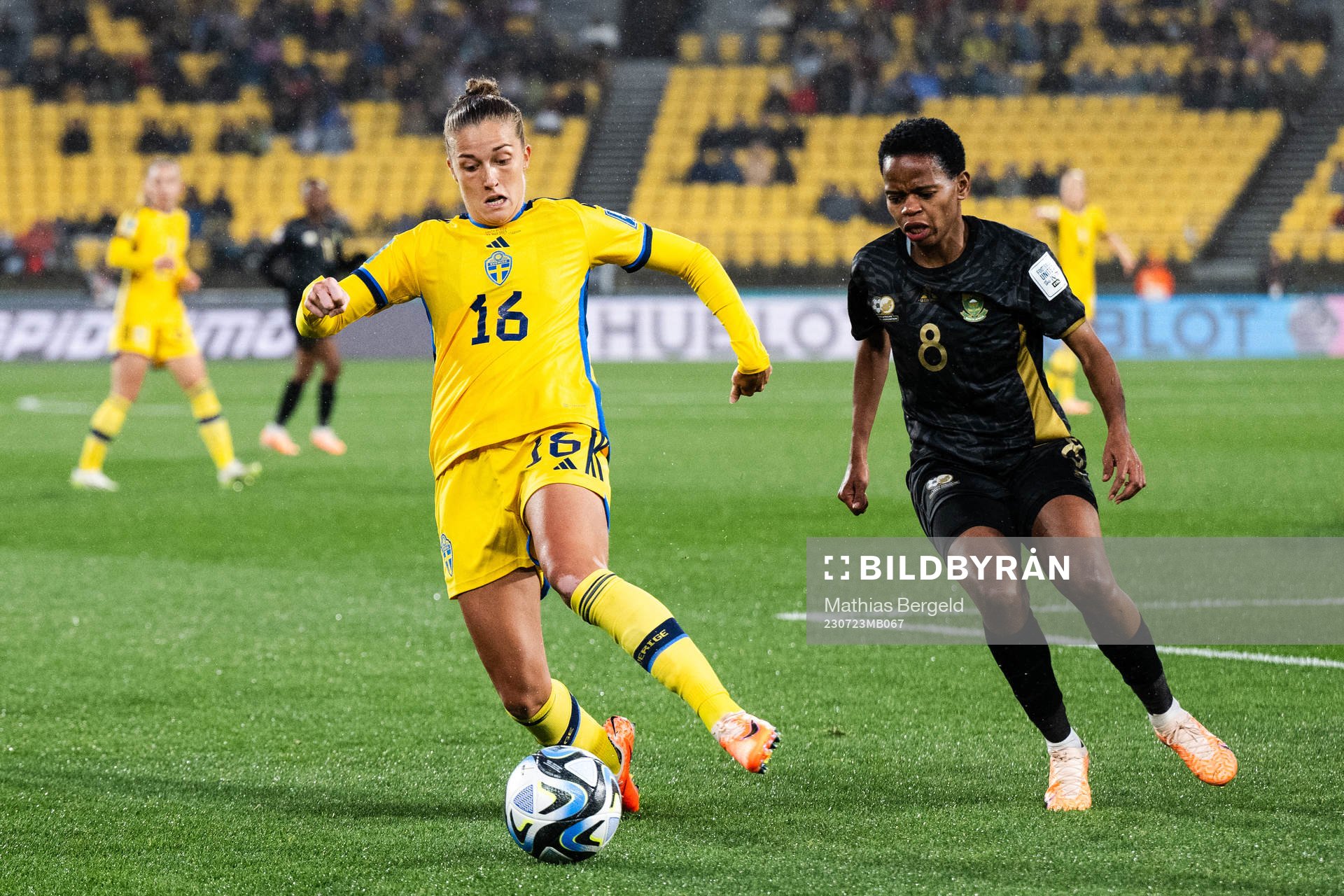 Filippa Angeldahl of Sweden and Hildah Magaia of South