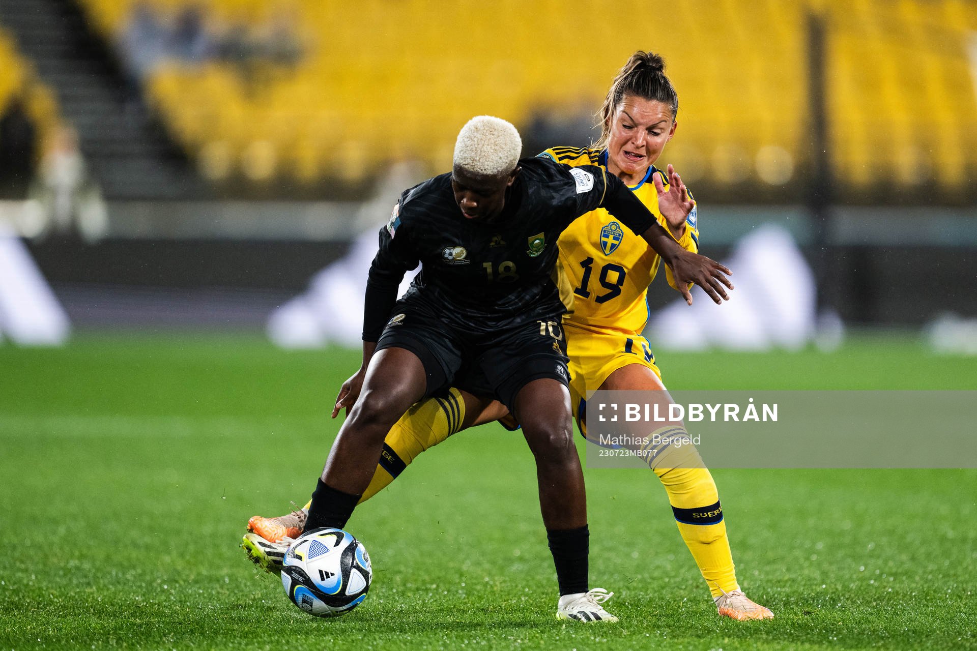 Sibulele Holweni and Johanna Rytting Kaneryd of Sweden