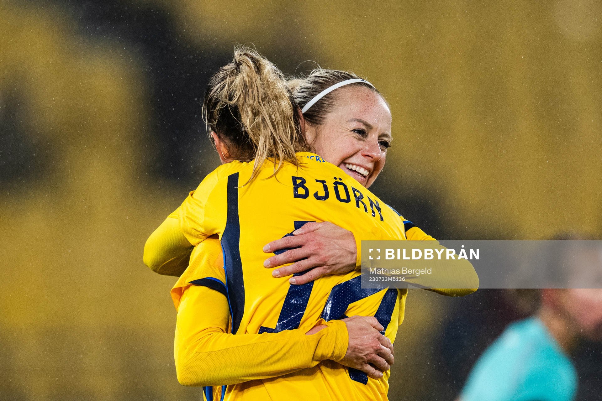 Nathalie Björn celebrate with Amanda Ilestedt of Sweden