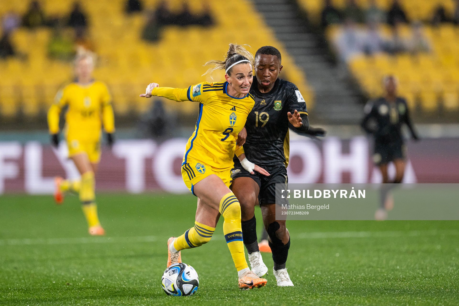 Kosovare Asllani of Sweden and Kholosa Biyana of South