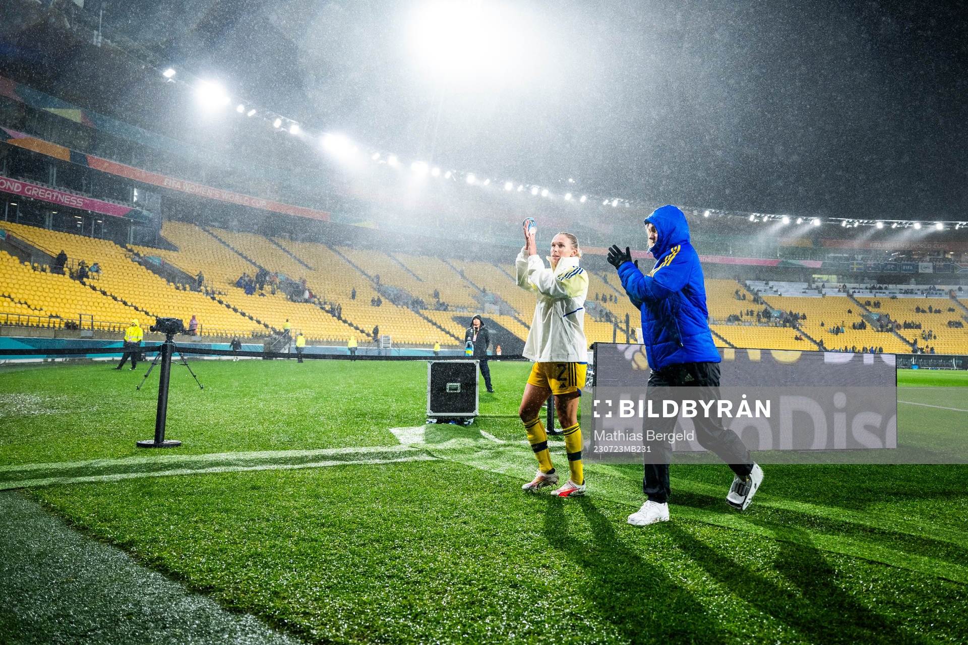 Jonna Andersson and Hanna Lundkvist of Sweden celebrate after the FIFA Women's World Cup football match between Sweden and South Africa on July 23, 2023 in Wellington. 