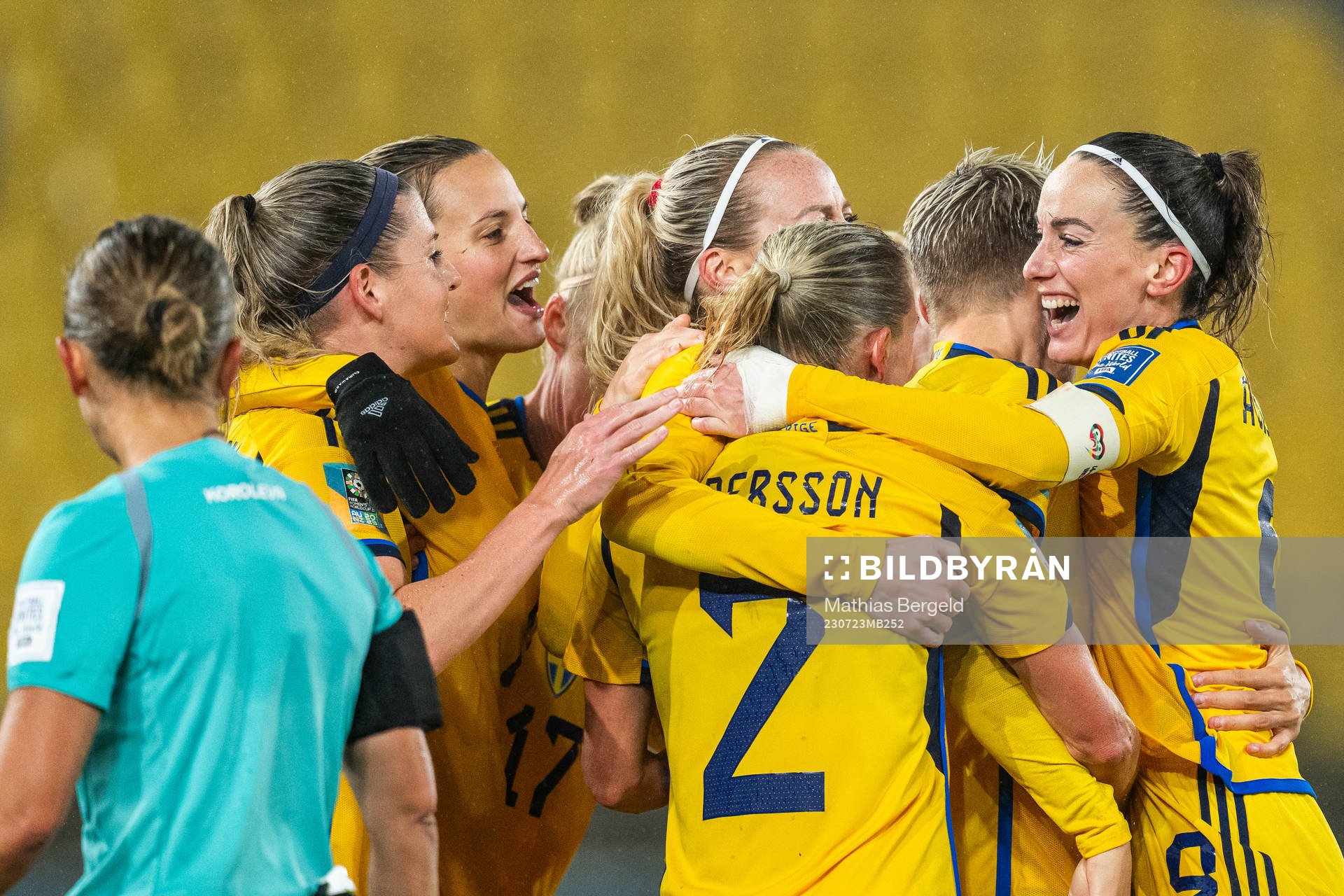 Amanda Ilestedt (middle) celebrates with Olivia Schough,