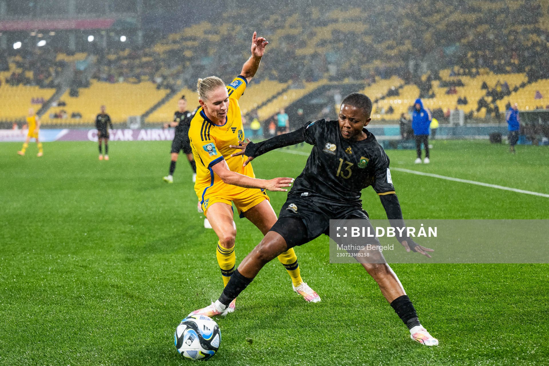 Jonna Andersson of Sweden and Bambanani Mbane of South