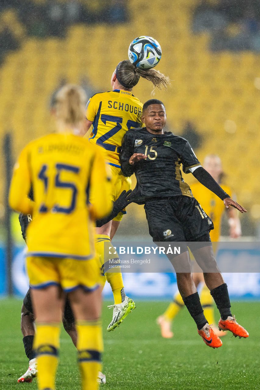 Olivia Schough of Sweden and Refiloe Jane of South Africa during the FIFA Women's World Cup football match between Sweden and South Africa on July 23, 2023 in Wellington.