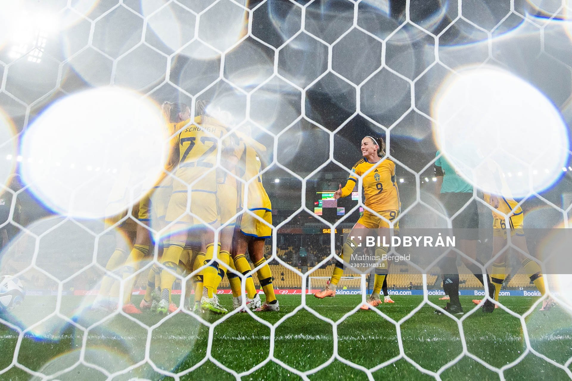 Kosovare Asllani and team mates of Sweden celebrate