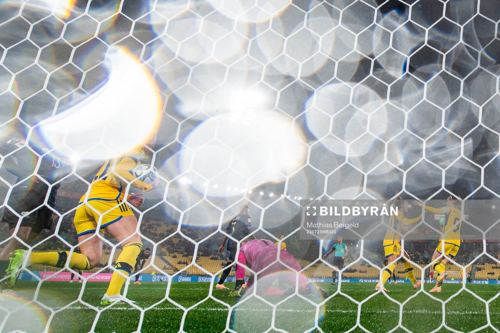 Johanna Rytting Kaneryd and Kosovare Asllani of Sweden
