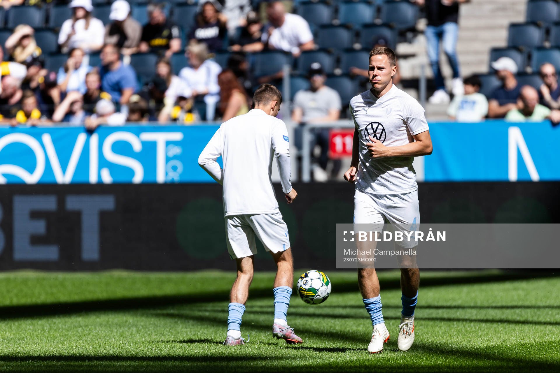 Malmö FFs Niklas Moisander värmer upp