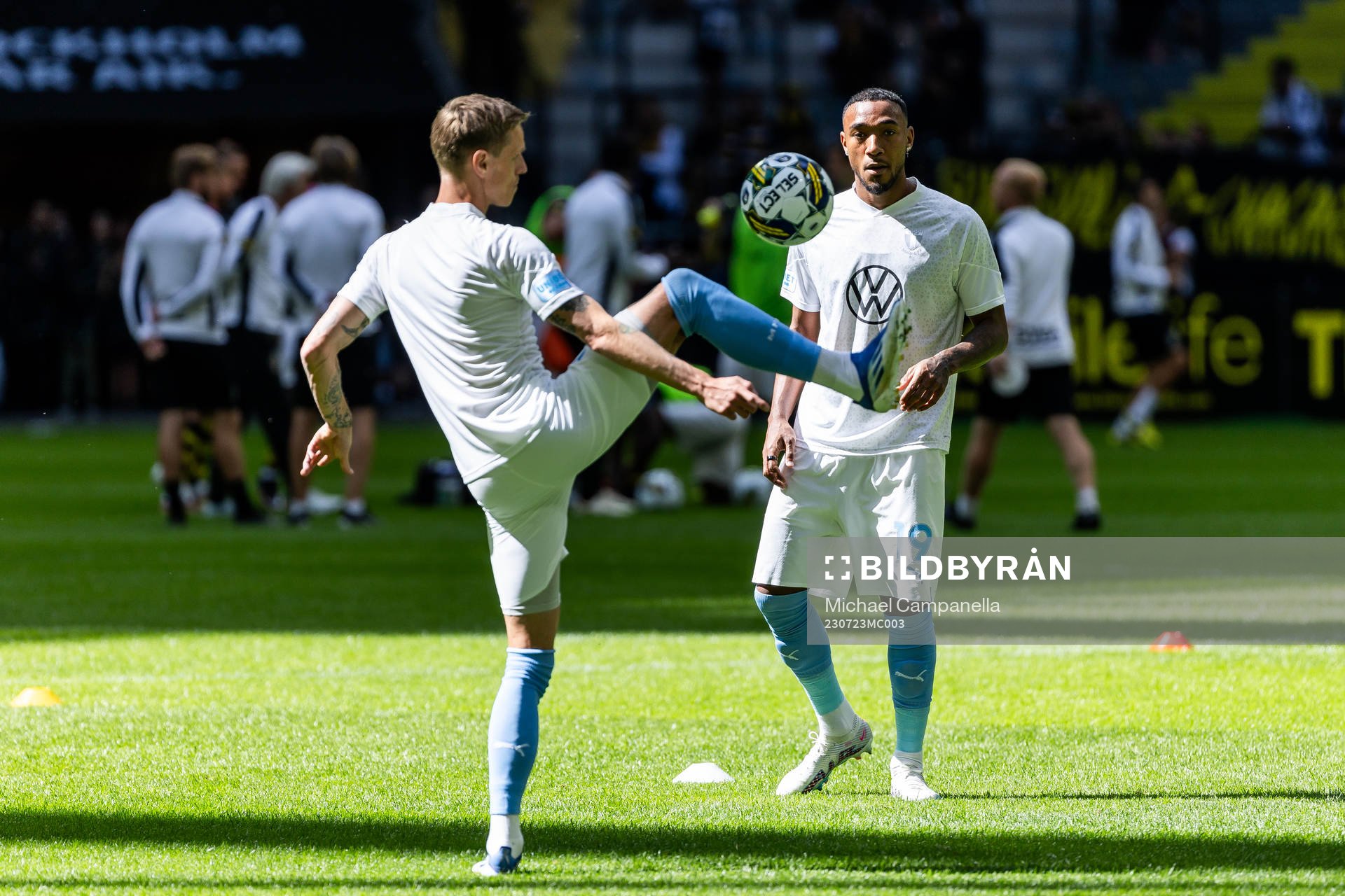 Malmö FFs Derek Cornelius värmer upp