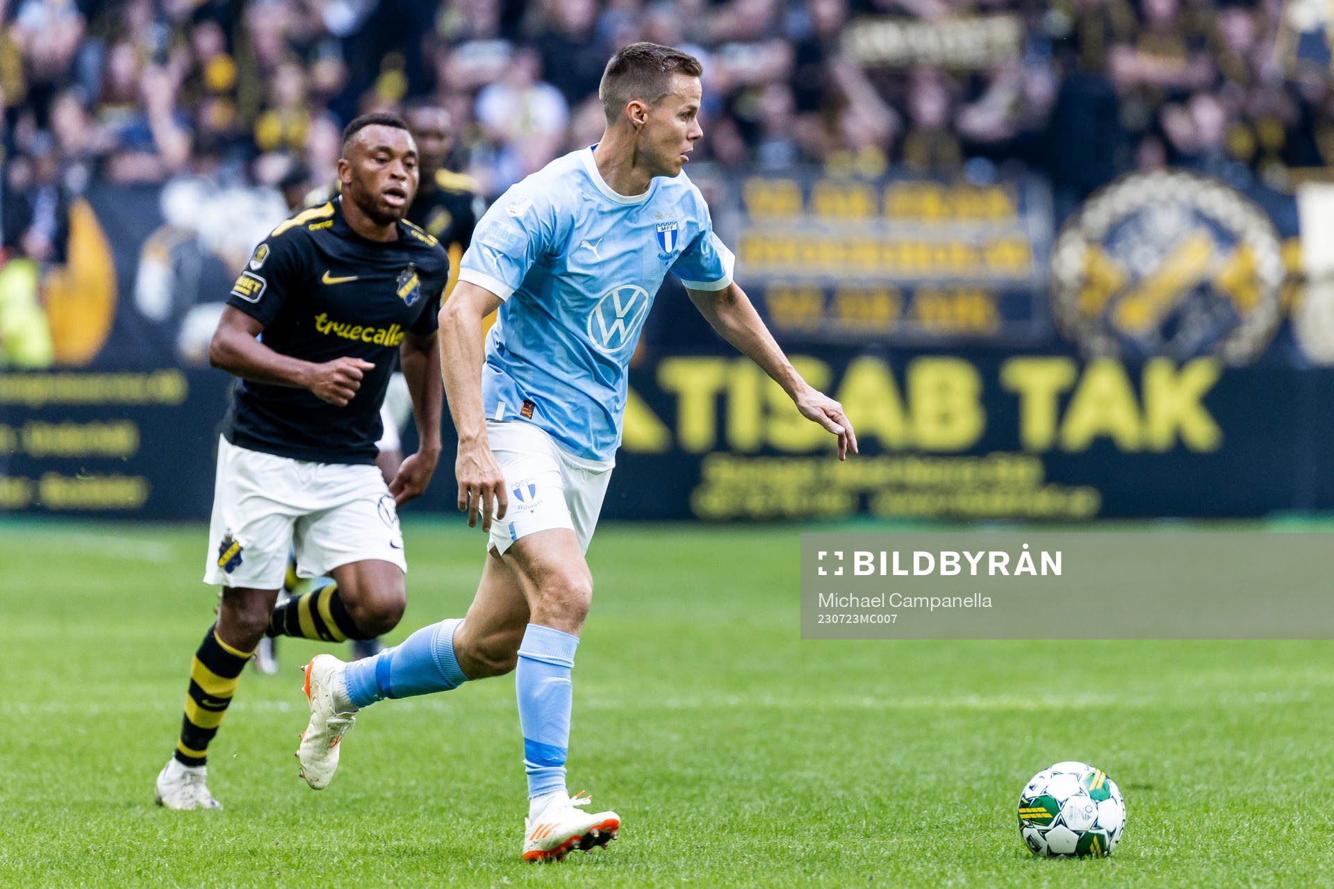 AIKs Abdussalam Magashy och Malmö FFs Niklas Moisander