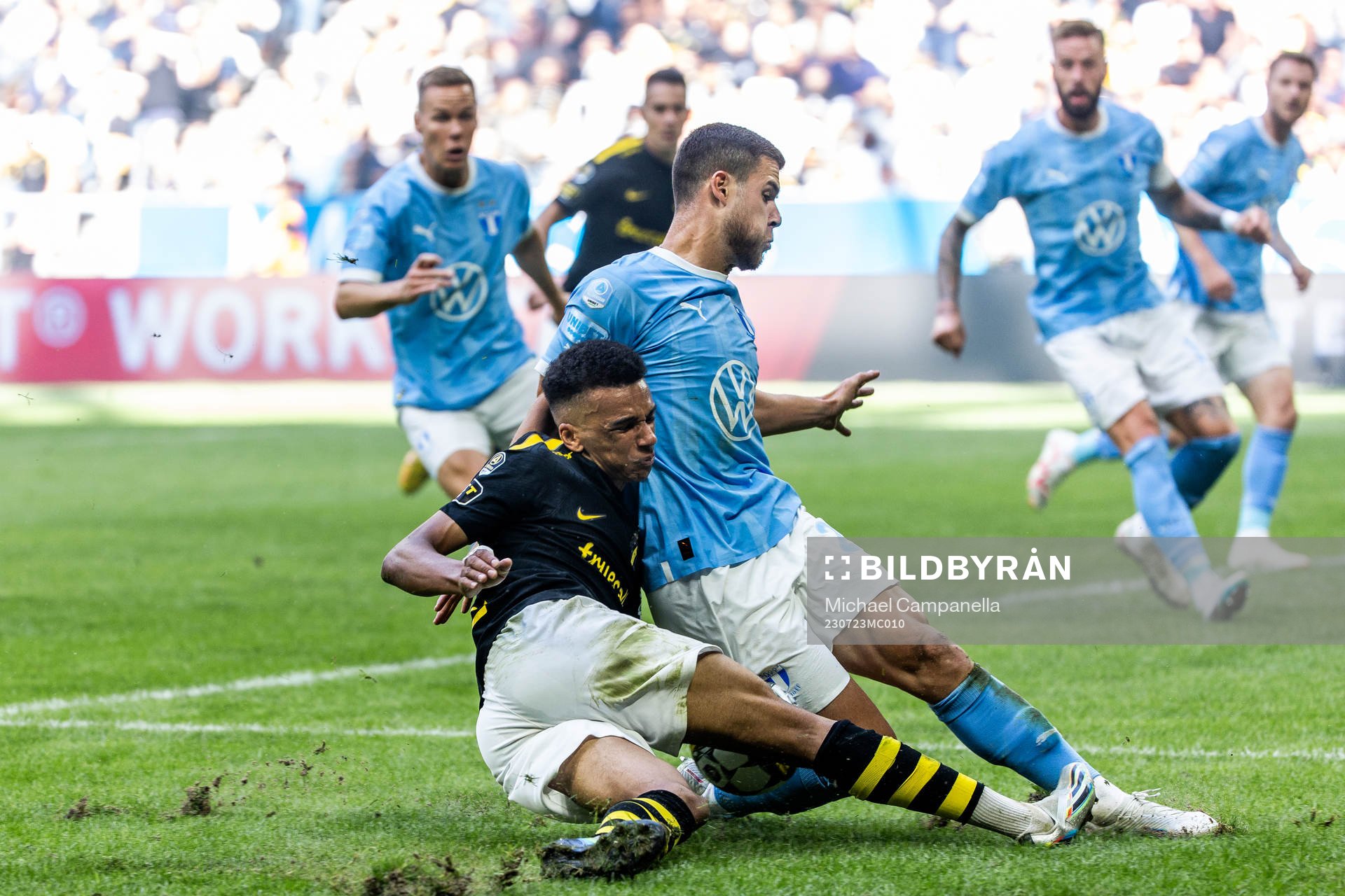 AIKs Rui Modesto och Malmö FFs Gabriel Busanello