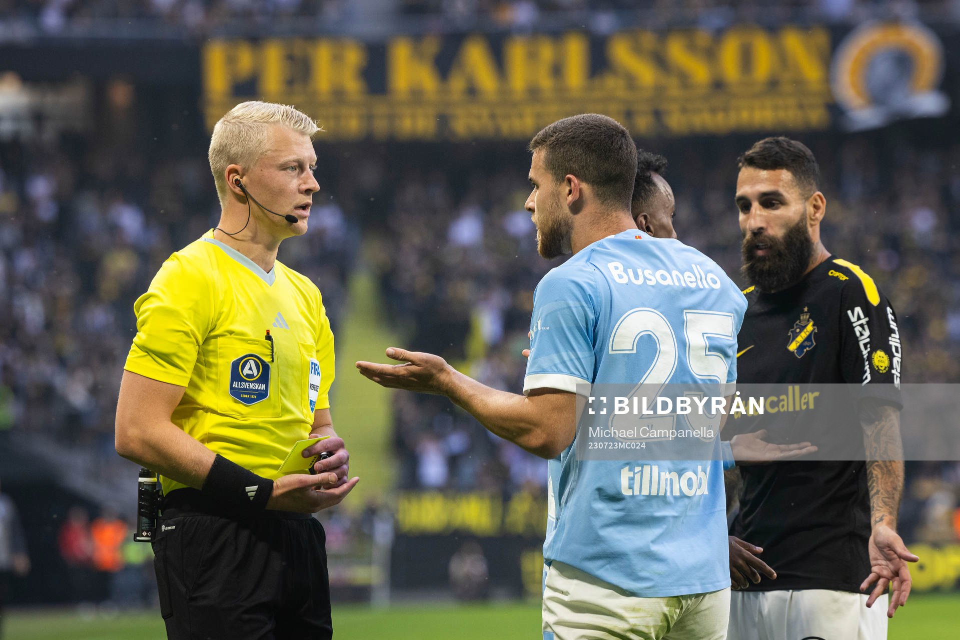 Malmö FFs Gabriel Busanello pratar med Domare Adam