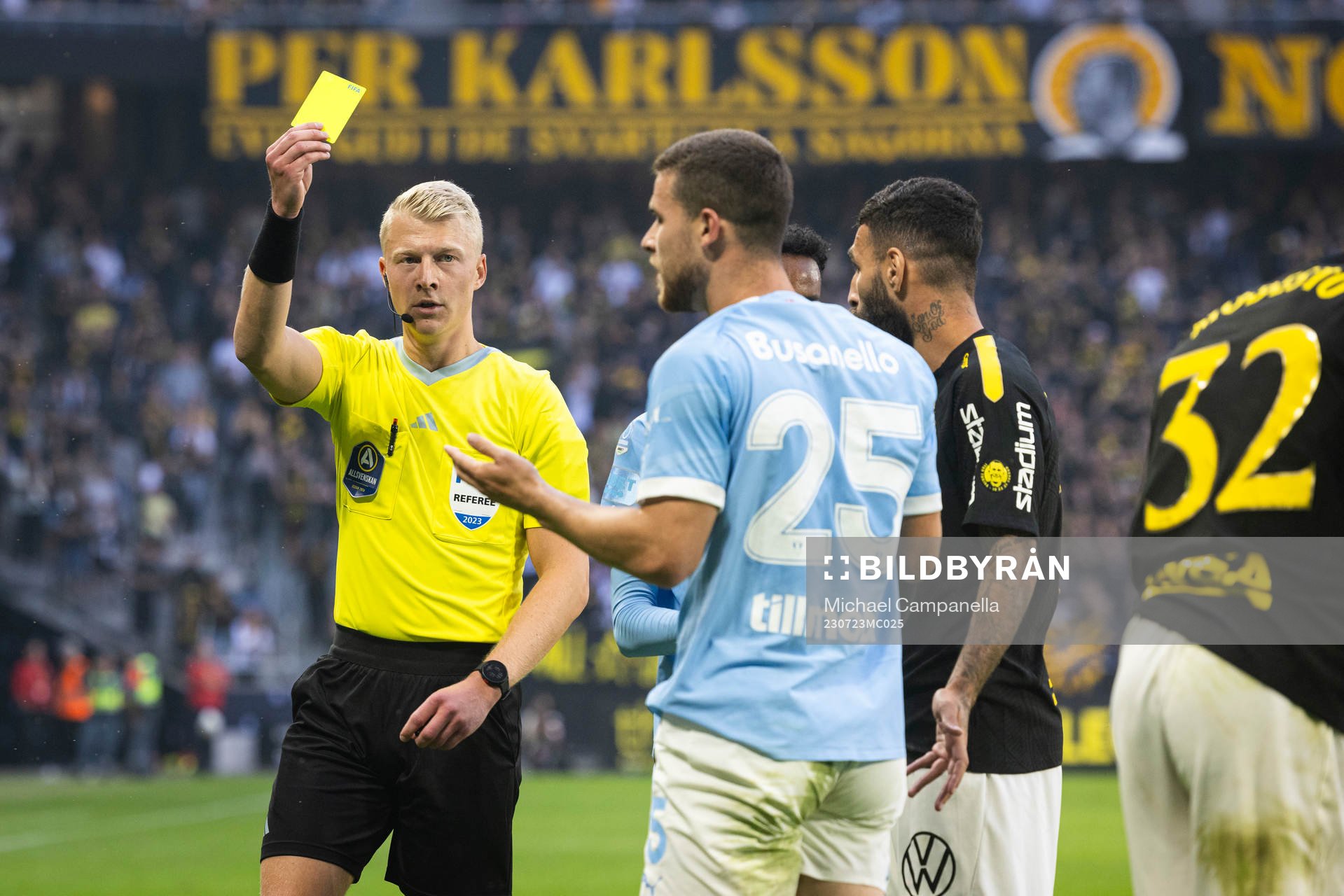 Domare Adam Ladebäck visar ett gul kort till Malmö FFs