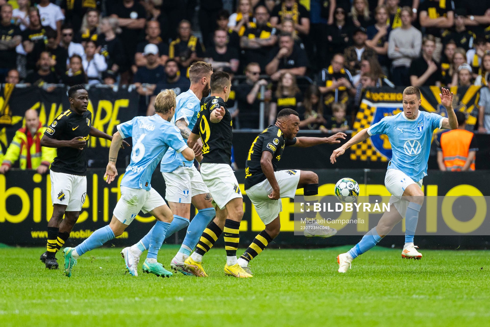 AIKs Erick Otieno och Malmö FFs Niklas Moisander