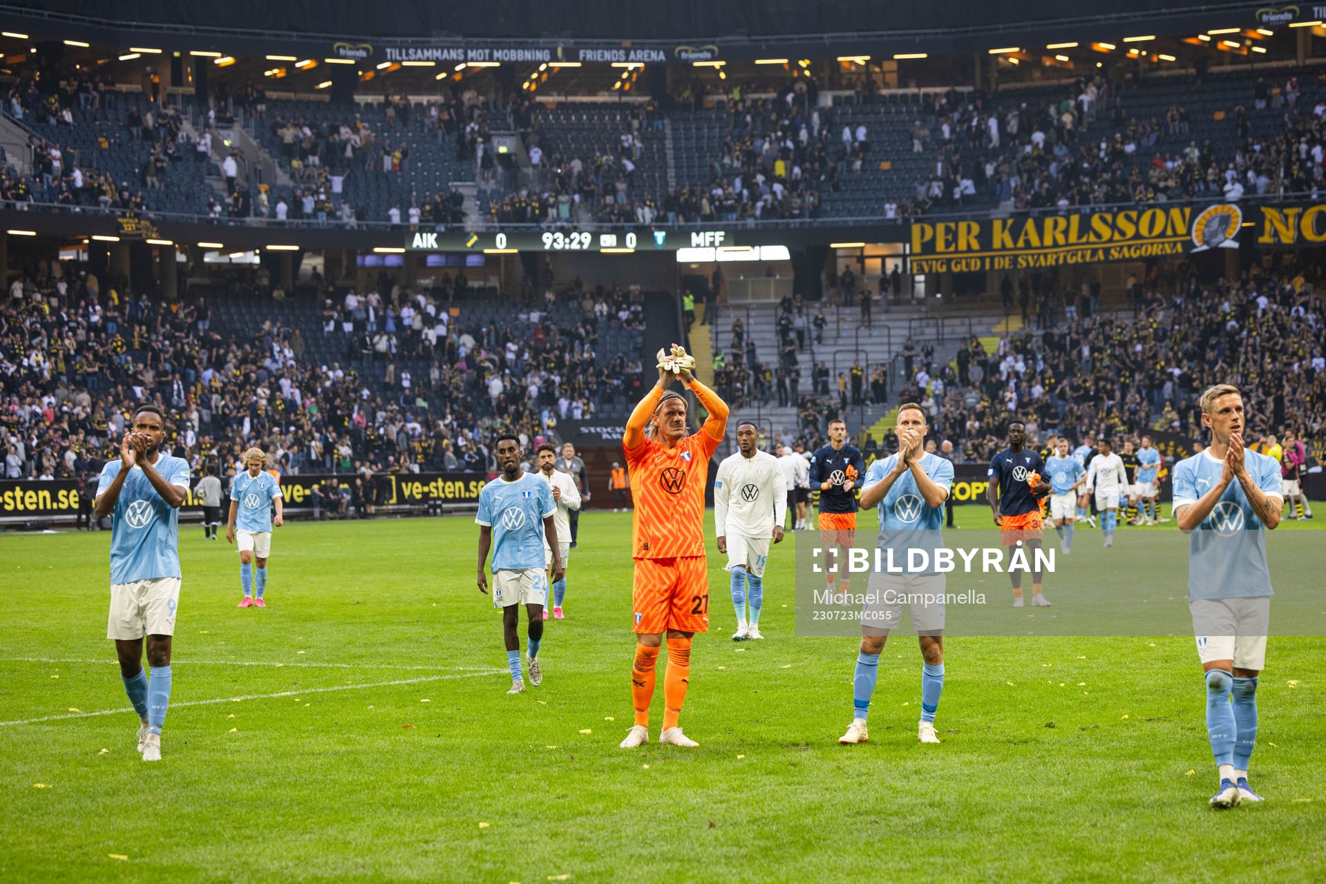 Malmö FFs spelarna tackar publiken