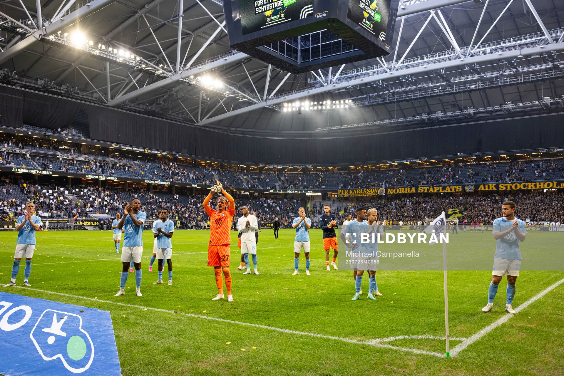 Malmö FFs spelarna tackar publiken