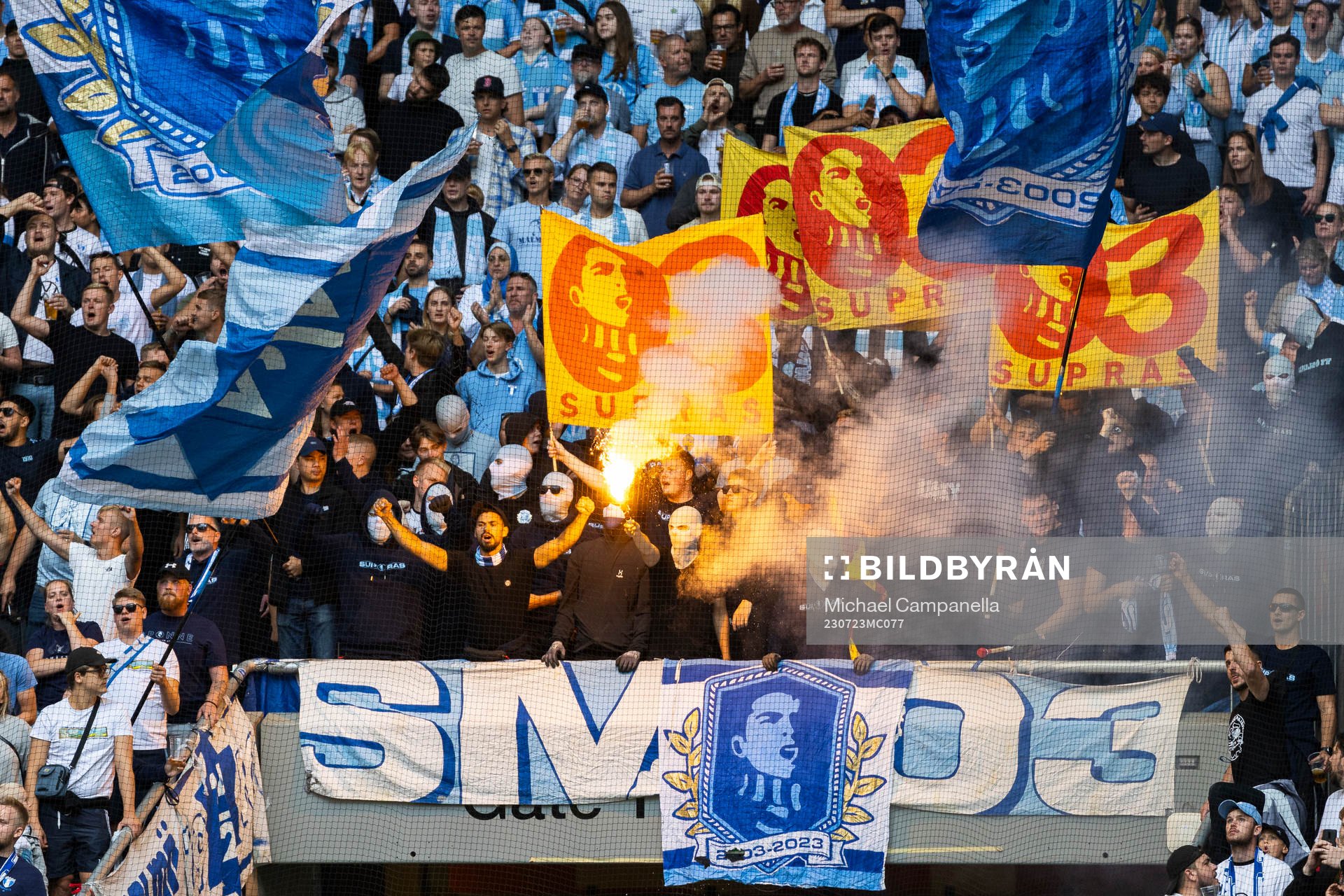 Malmö FFs supportrar med flaggor