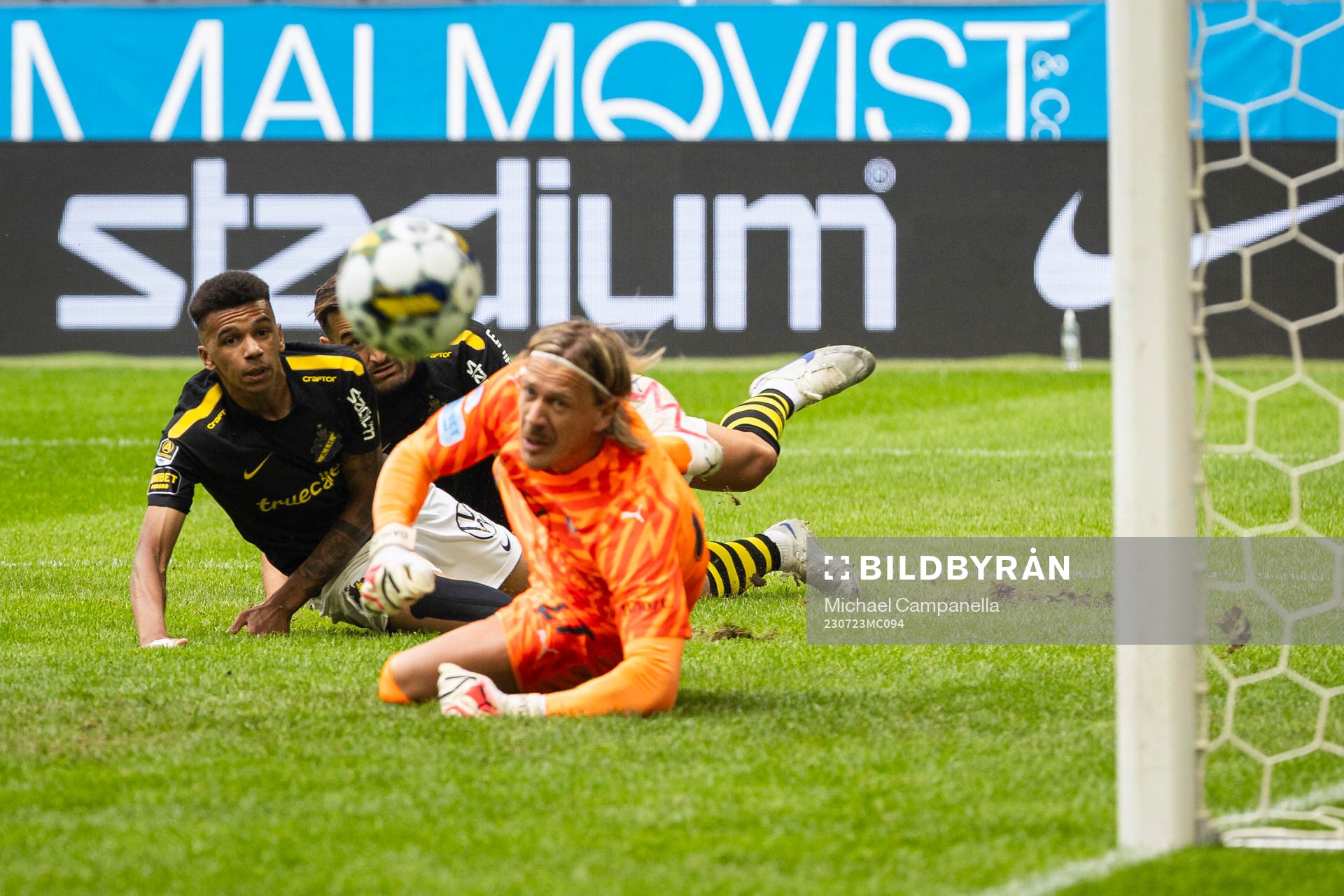 AIKs Rui Modesto och Malmö FFs målvakt Johan Dahlin