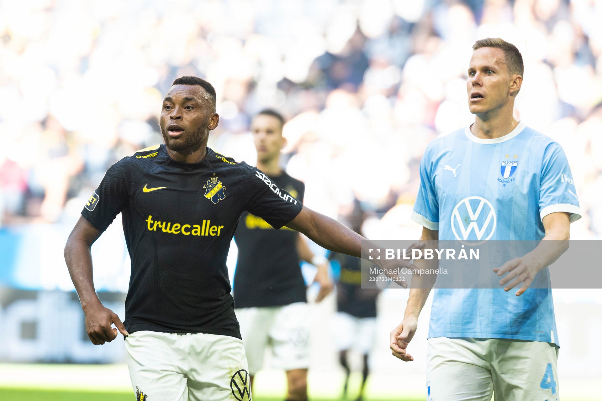 AIKs Abdussalam Magashy och Malmö FFs Niklas Moisander