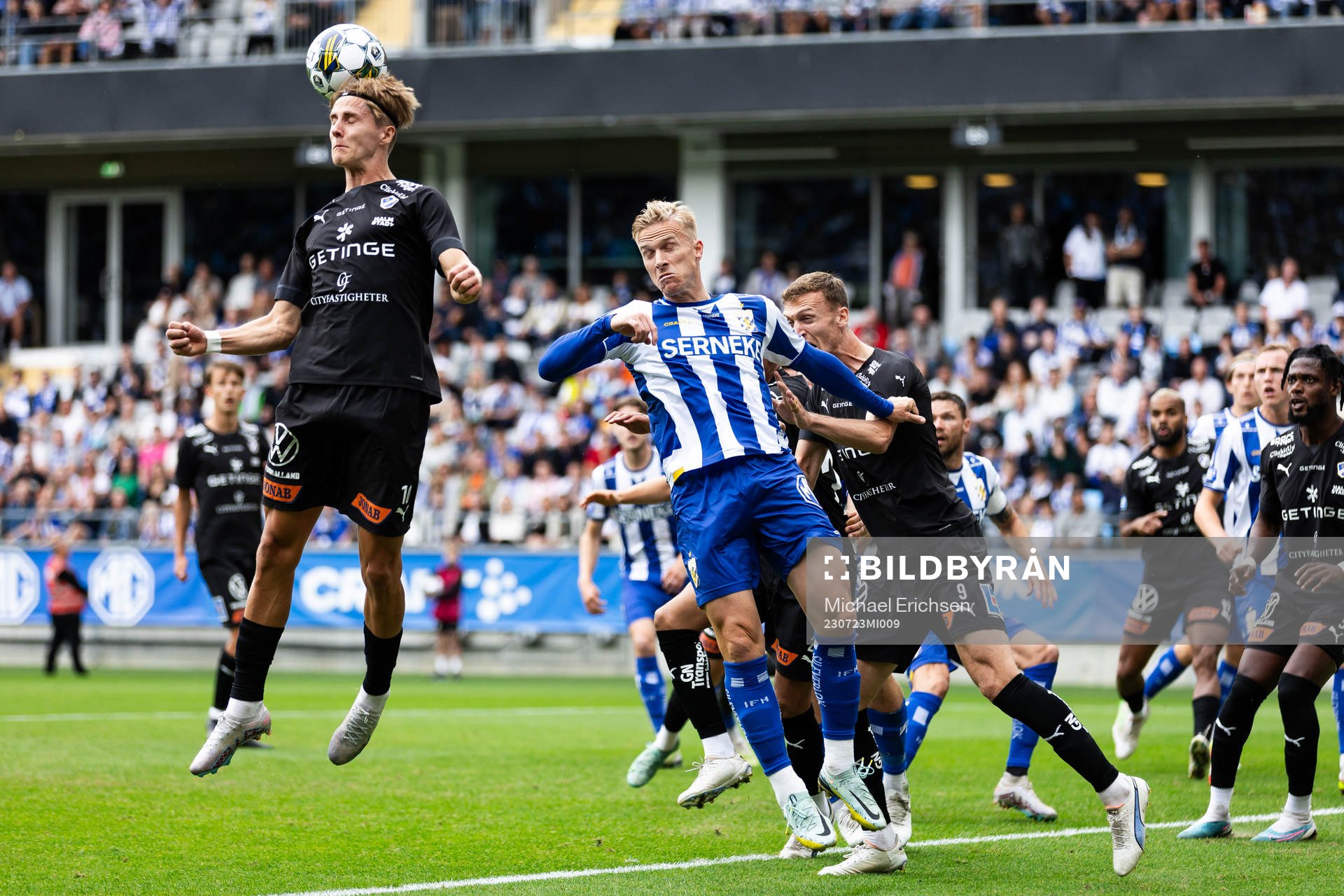 Halmstads Erik Ahlstrand och Viktor Granath mot IFK