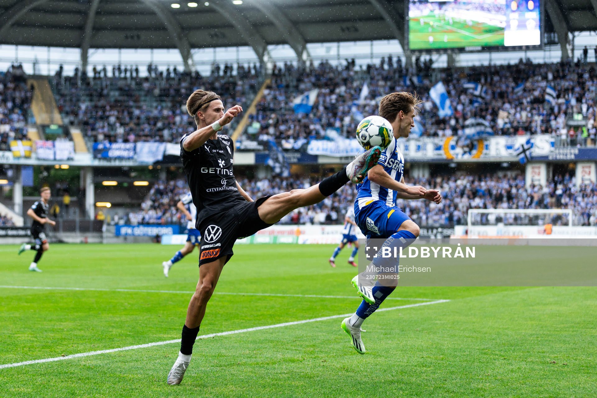 Halmstads Erik Ahlstrand och IFK Göteborgs Arbnor Mucolli