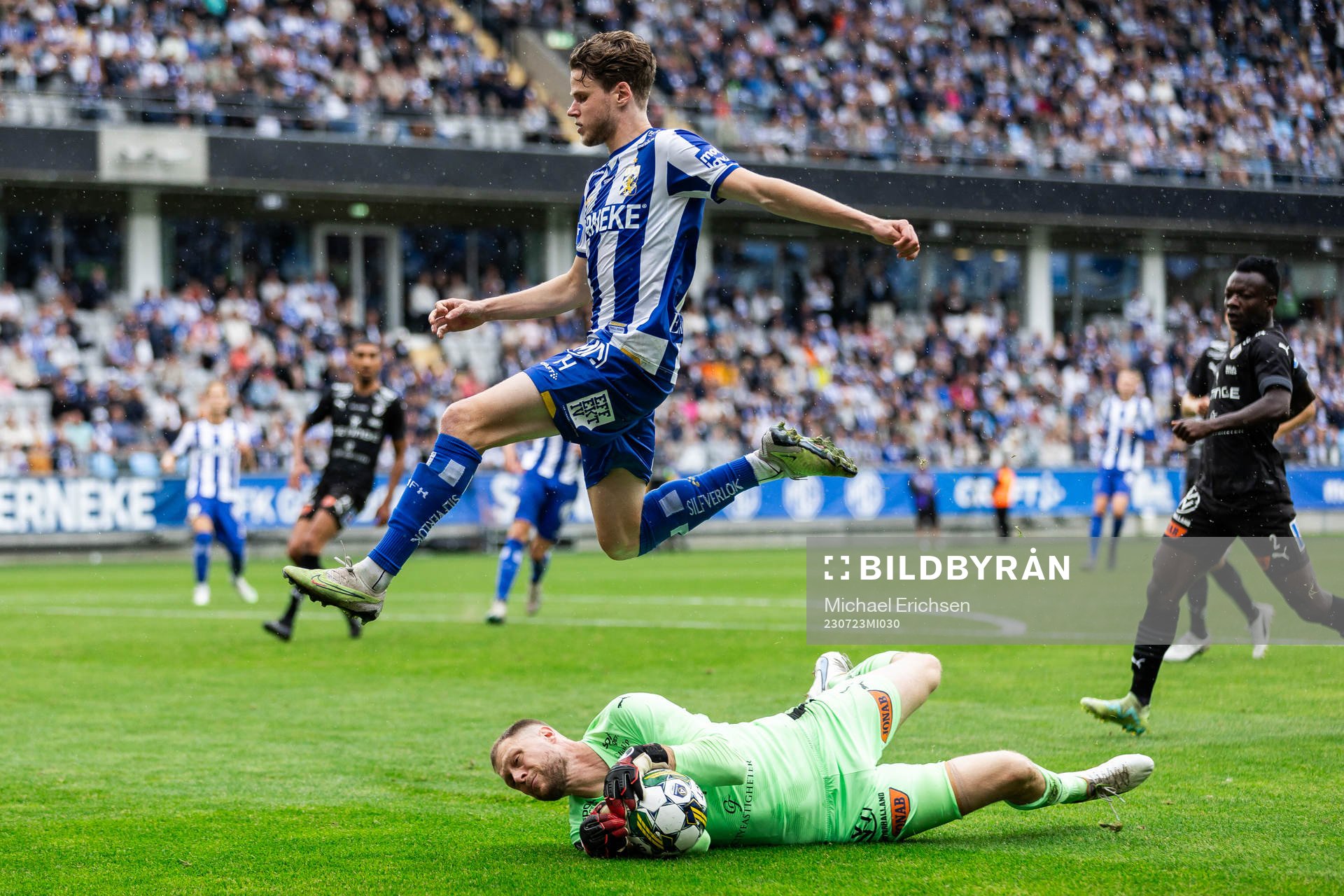 IFK Göteborgs Gustaf Norlin och Halmstads målvakt Malkolm