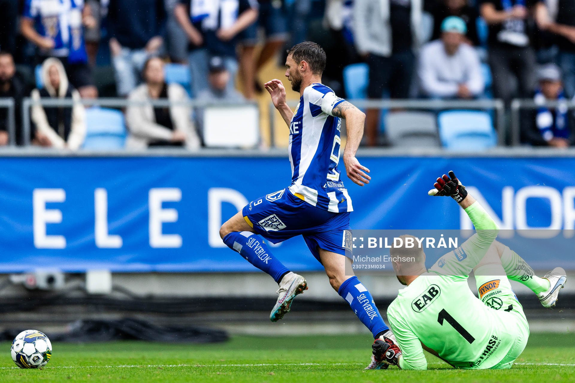 IFK Göteborgs Marcus Berg och Halmstads målvakt Malkolm