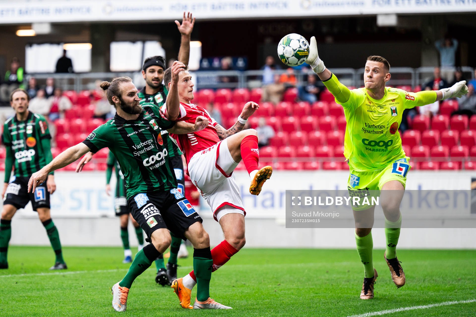 Varbergs Oskar Sverrisson och målvakt David Olsson mot