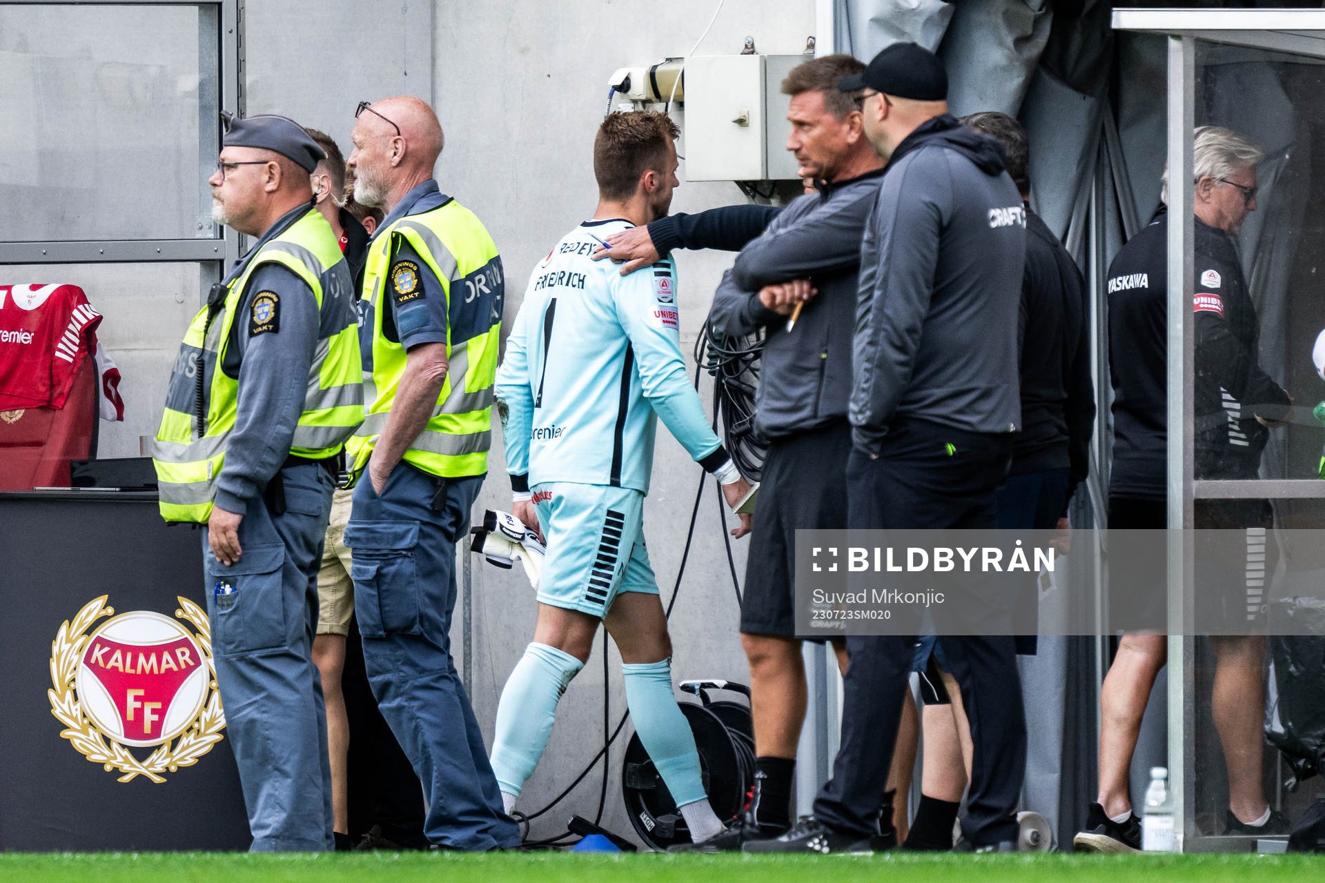 Kalmars målvakt Ricardo Friedrich lämnar planen
